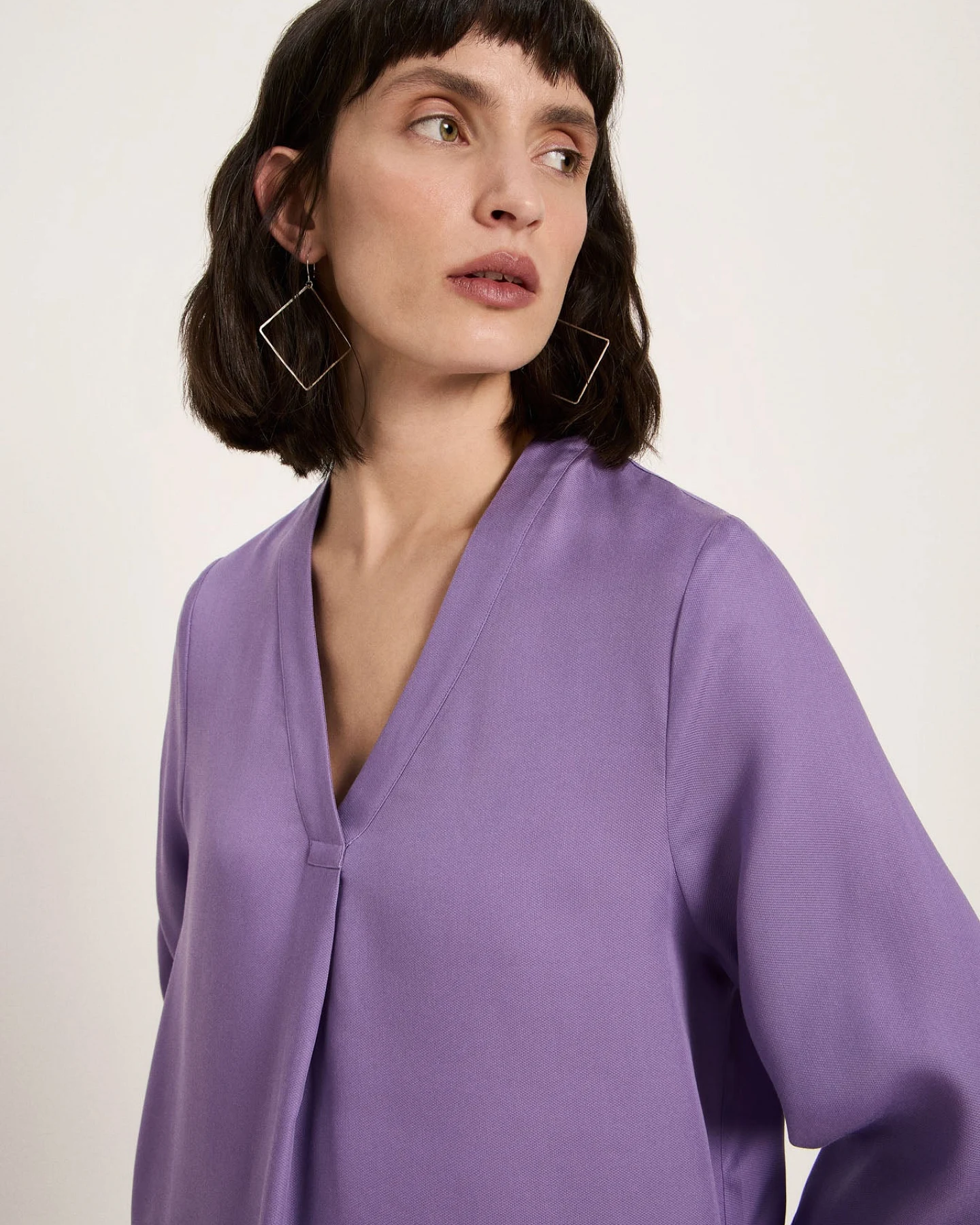 Kleid mit V-Ausschnitt – Ansicht 2