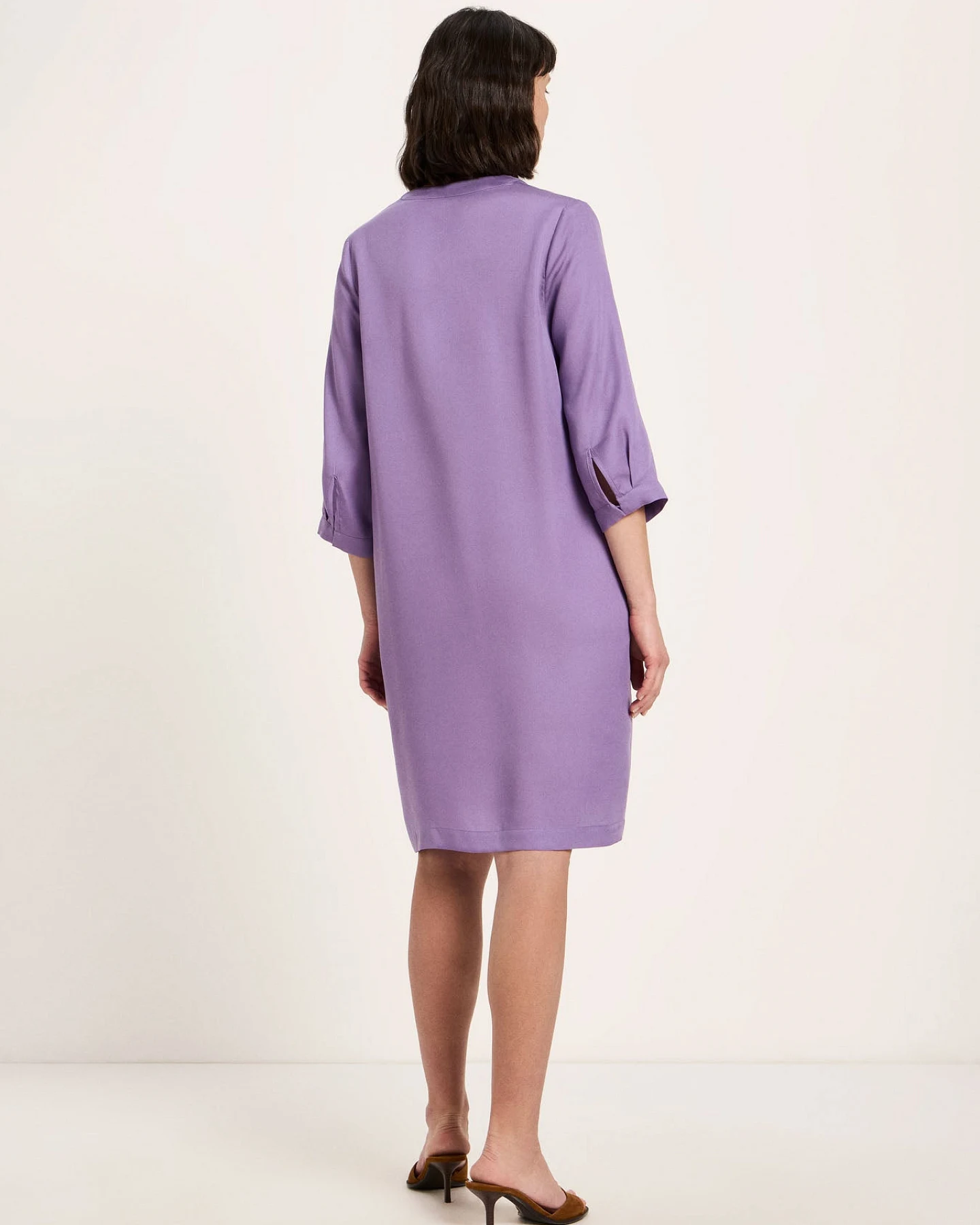 Kleid mit V-Ausschnitt – Ansicht 3