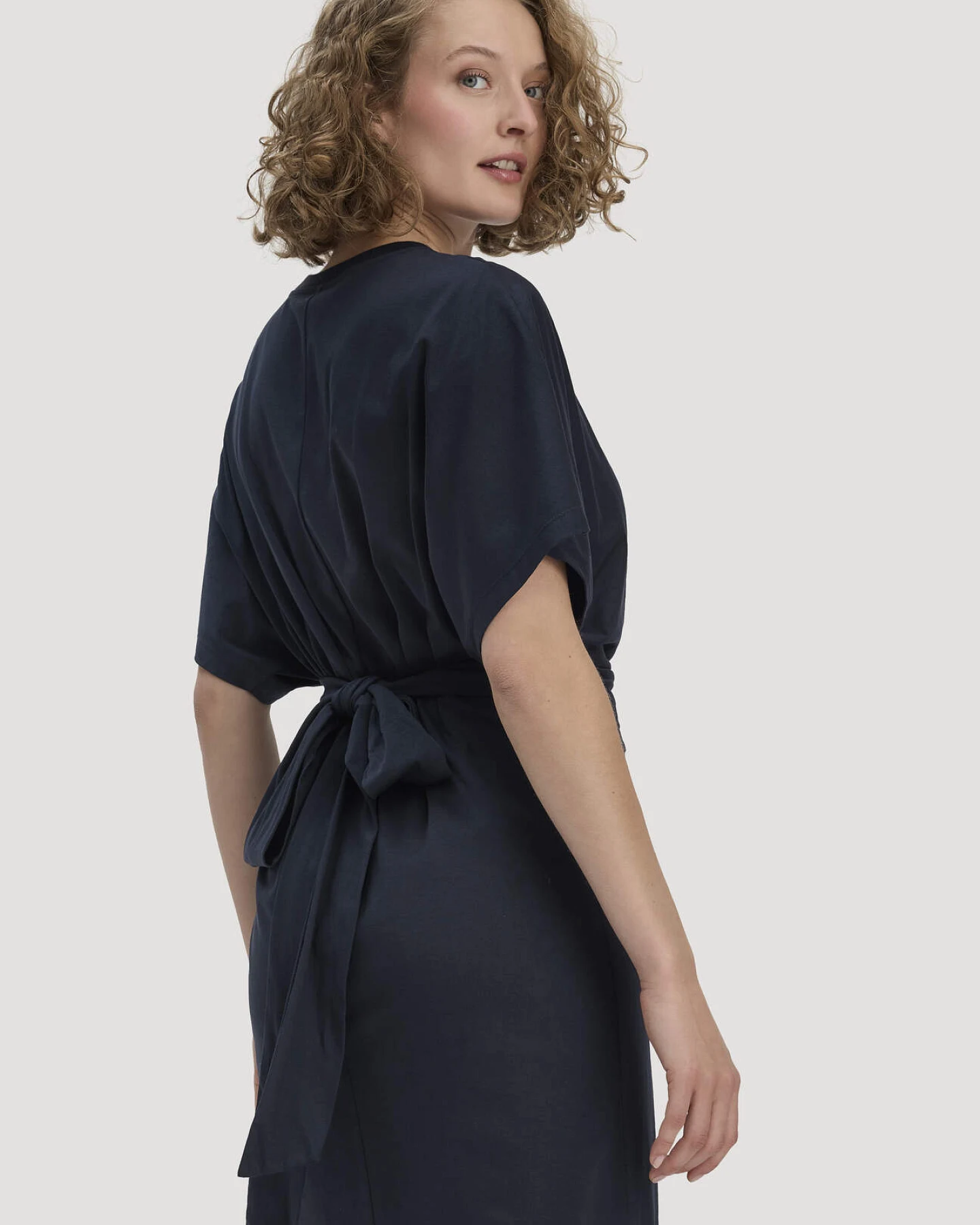 hessnatur Damen Jersey Kleid Midi Oversize aus Bio-Baumwolle - blau - Größe 34 – Ansicht 4