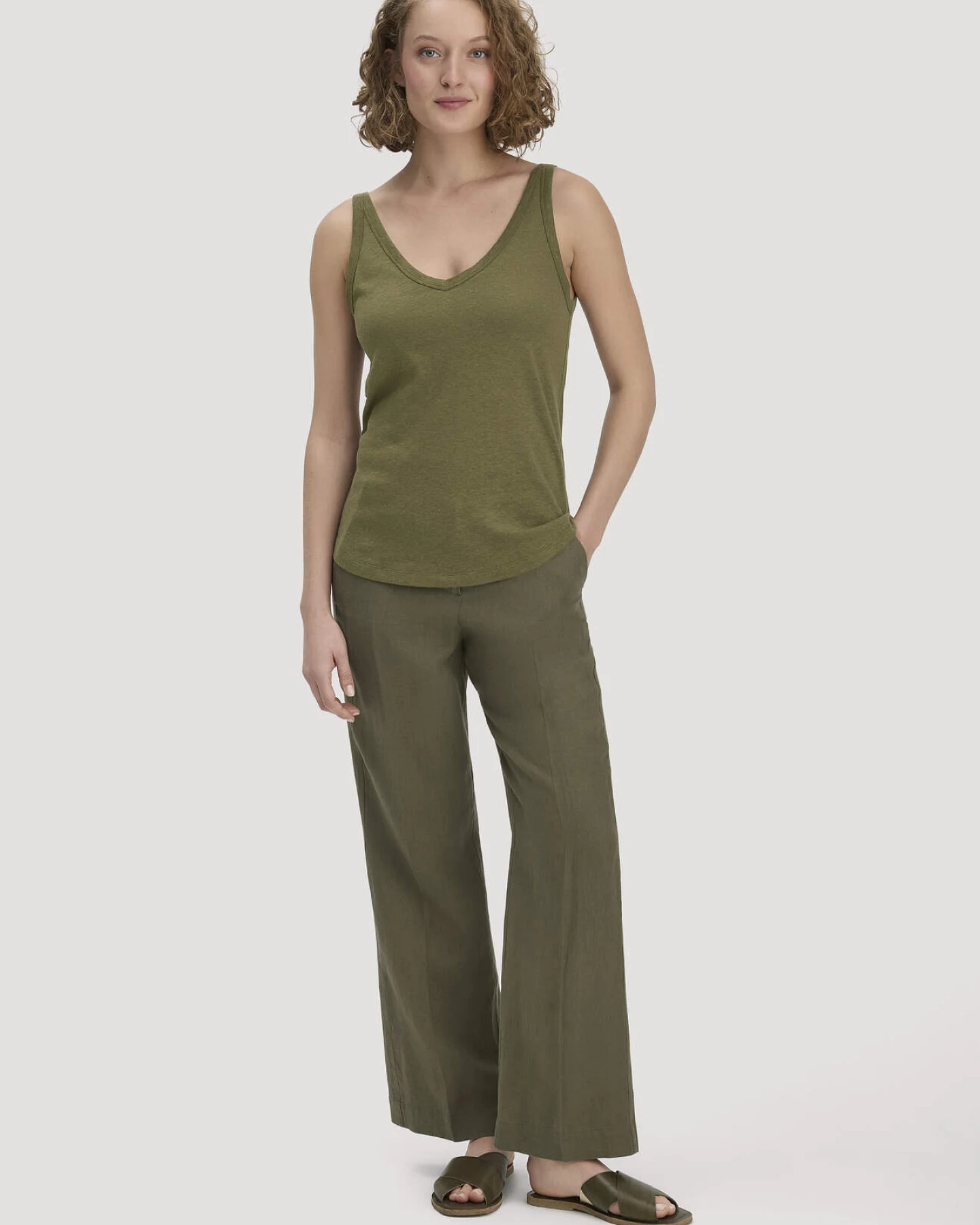 hessnatur Damen Jersey Top Regular aus Leinen und Bio-Baumwolle - grün - Größe 40 – Ansicht 2