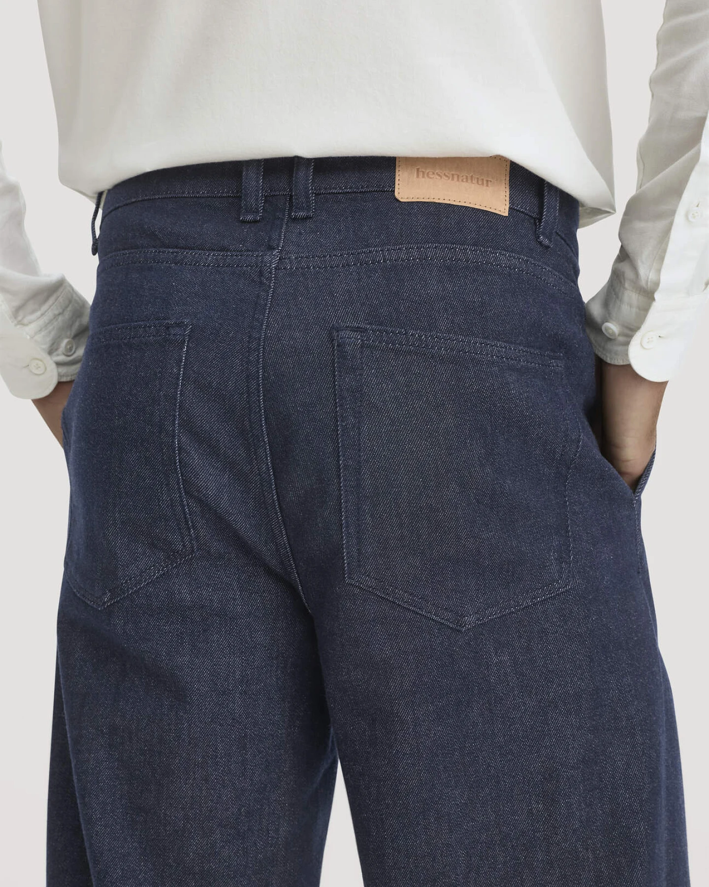 hessnatur Herren Jeans Relaxed Pleated aus Bio-Denim - blau - Größe 38/32 – Ansicht 3