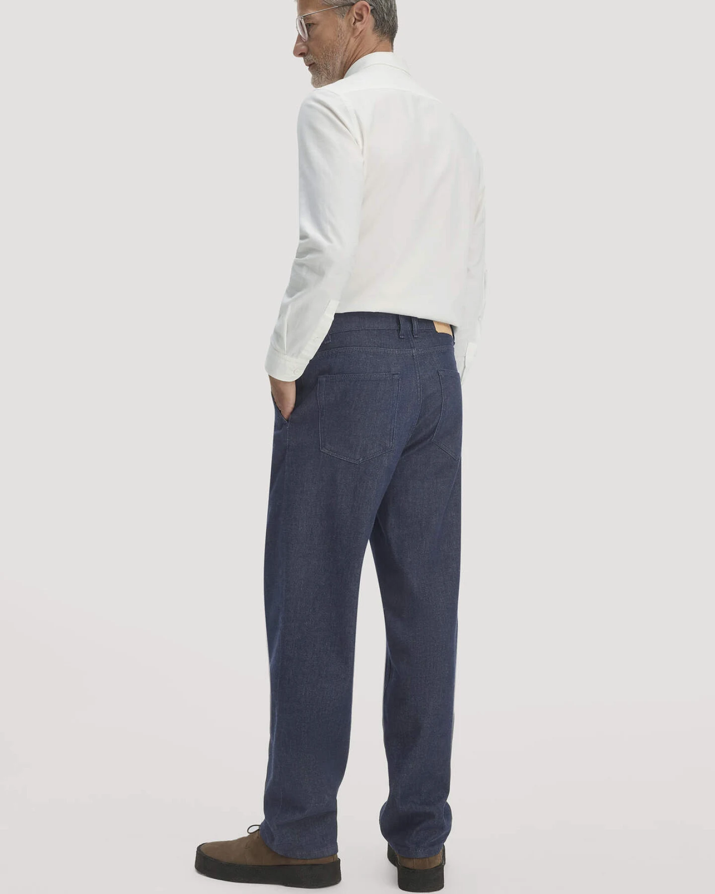 hessnatur Herren Jeans Relaxed Pleated aus Bio-Denim - blau - Größe 36/34 – Ansicht 2