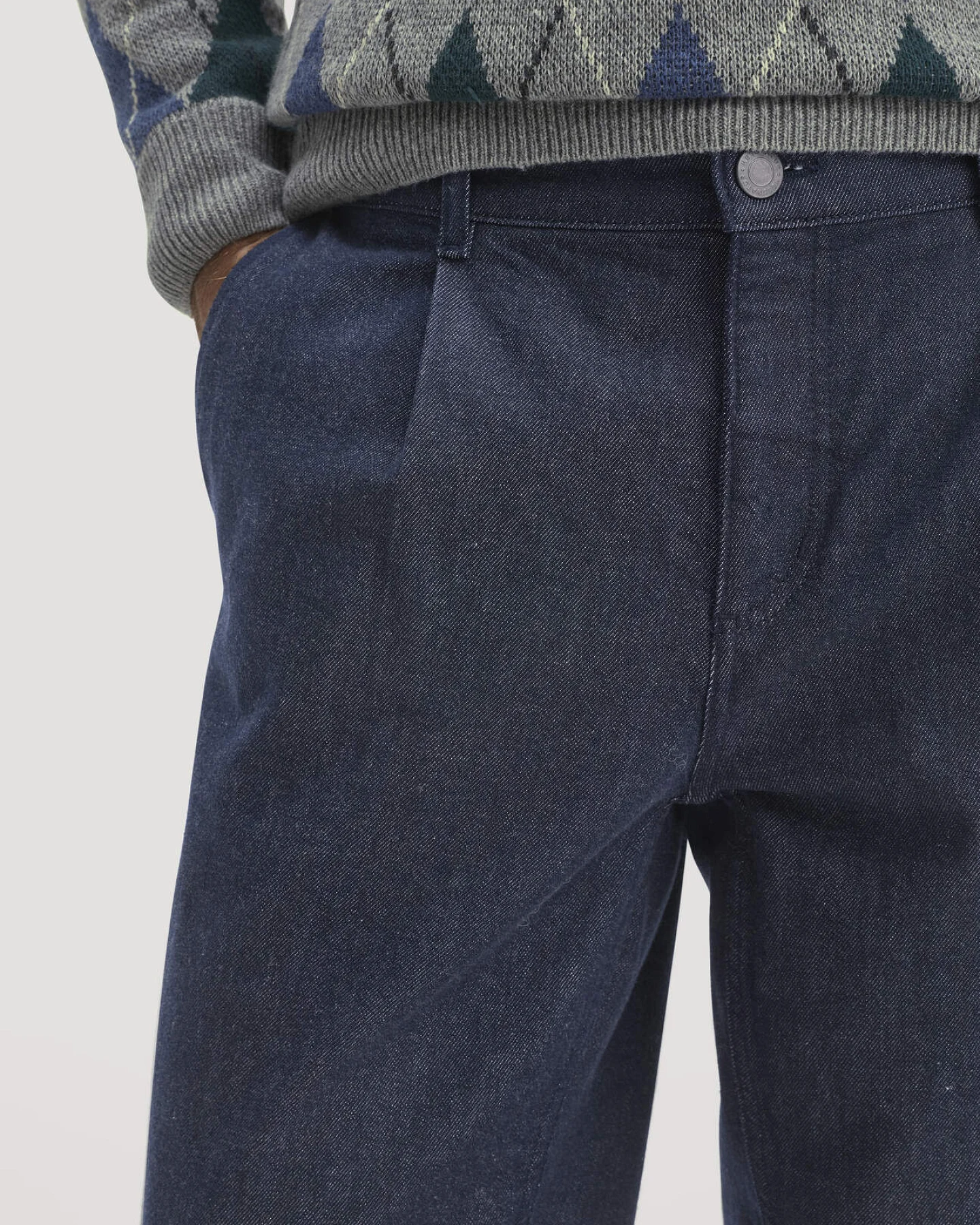 hessnatur Herren Jeans Relaxed Pleated aus Bio-Denim - blau - Größe 34/34 – Ansicht 4