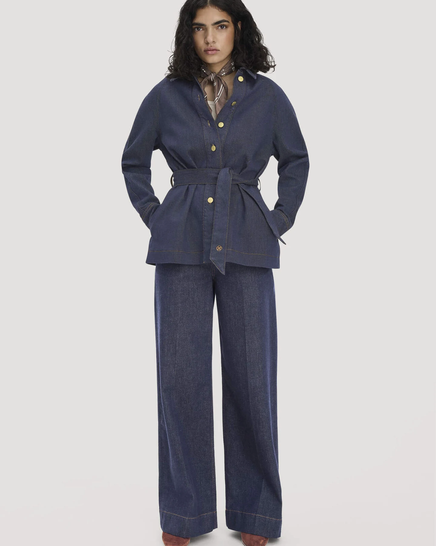 hessnatur Damen Jeansjacke Relaxed aus Bio-Denim - blau - Größe 36 – Ansicht 2