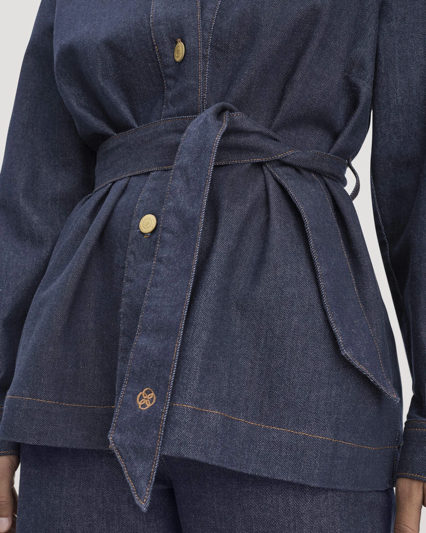 hessnatur Damen Jeansjacke Relaxed aus Bio-Denim - blau - Größe 42 – Ansicht 4