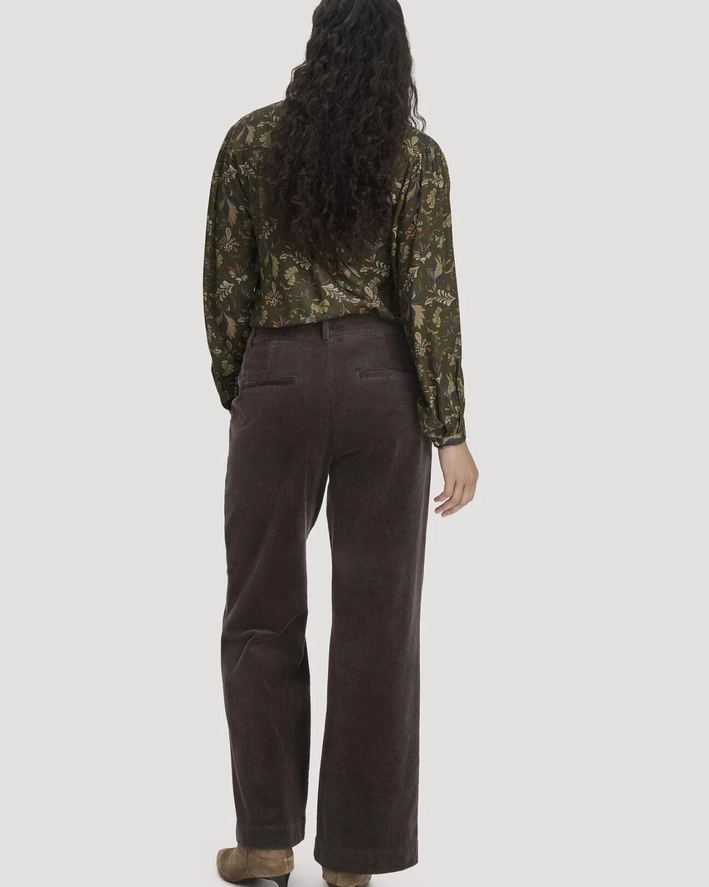 hessnatur Damen Cordhose Wide Leg Relaxed aus Bio-Baumwolle - braun - Größe 34 – Ansicht 2