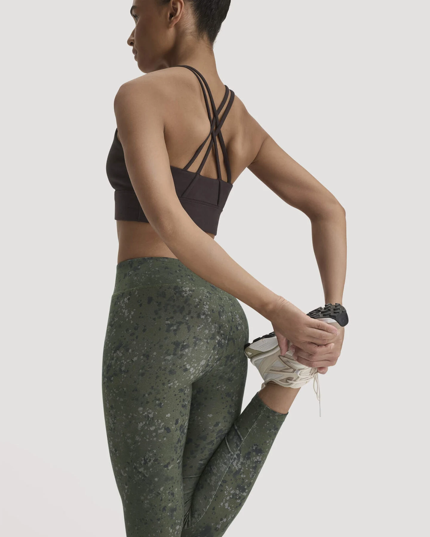 hessnatur Loungewear Leggings Medium Cut ACTIVE LIGHT aus Bio-Baumwolle - grün - Größe S – Ansicht 4