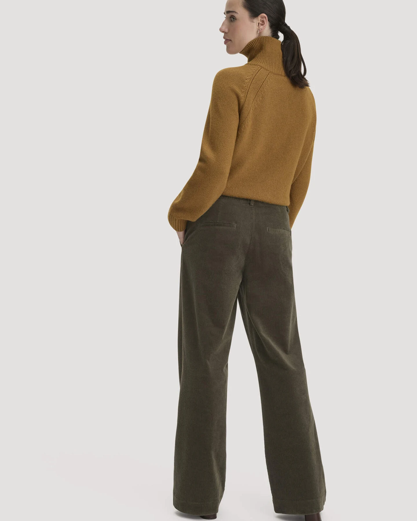 hessnatur Damen Cordhose Wide Leg Relaxed aus Bio-Baumwolle - grün - Größe 44 – Ansicht 2
