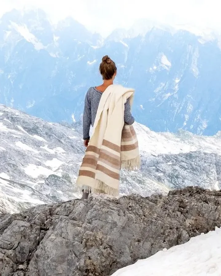 Steppenwolle Hochwertige Wolldecke TUNDRA mit braunen Streifen & Fransen