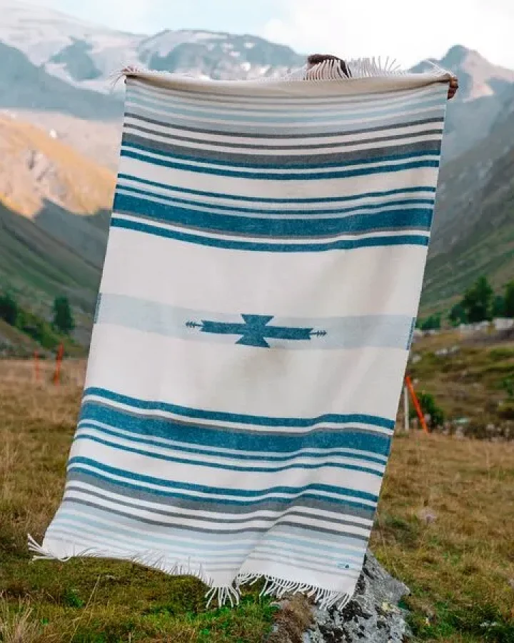 Steppenwolle Kuscheldecke aus Schurwolle Blau mit Muster