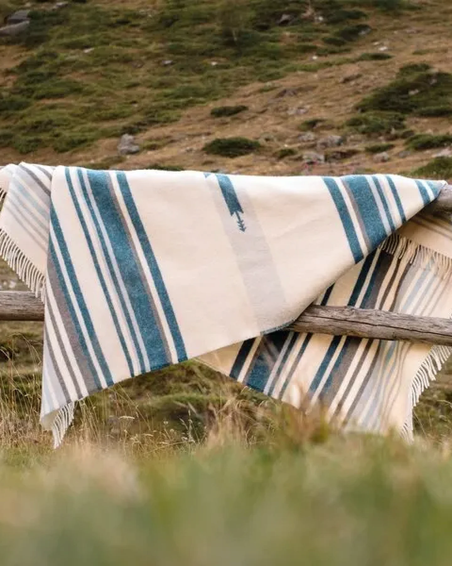 Steppenwolle Kuscheldecke aus Schurwolle Blau mit Muster – Ansicht 2