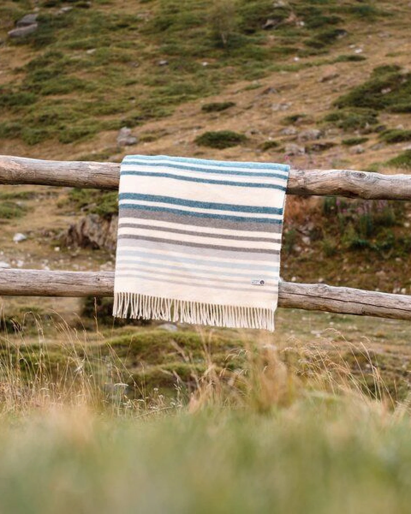 Steppenwolle Kuscheldecke aus Schurwolle Blau mit Muster – Ansicht 4