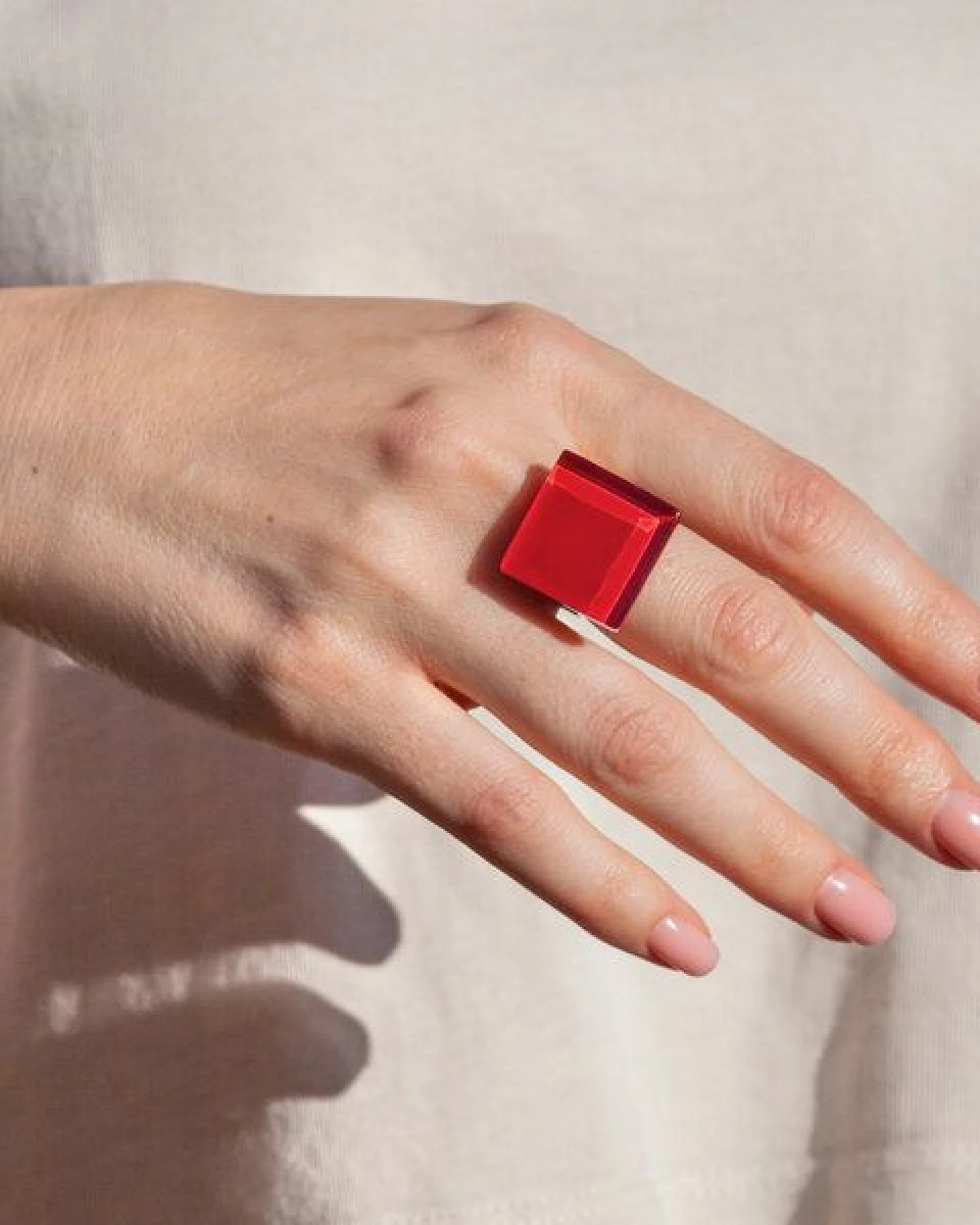 ALEXASCHA Geometrischer Statement Ring aus Glas – Ansicht 2