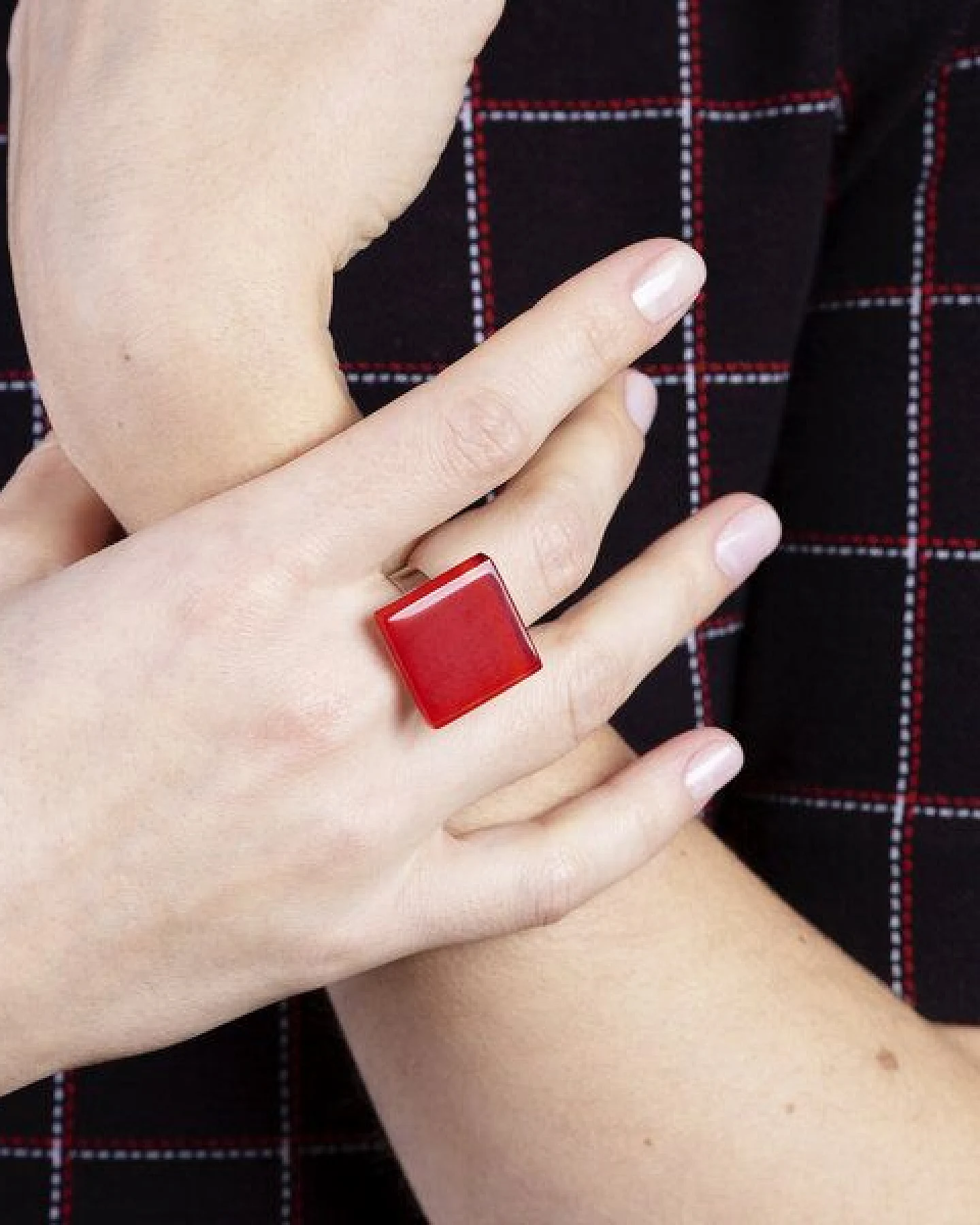 ALEXASCHA Geometrischer Statement Ring aus Glas – Ansicht 3