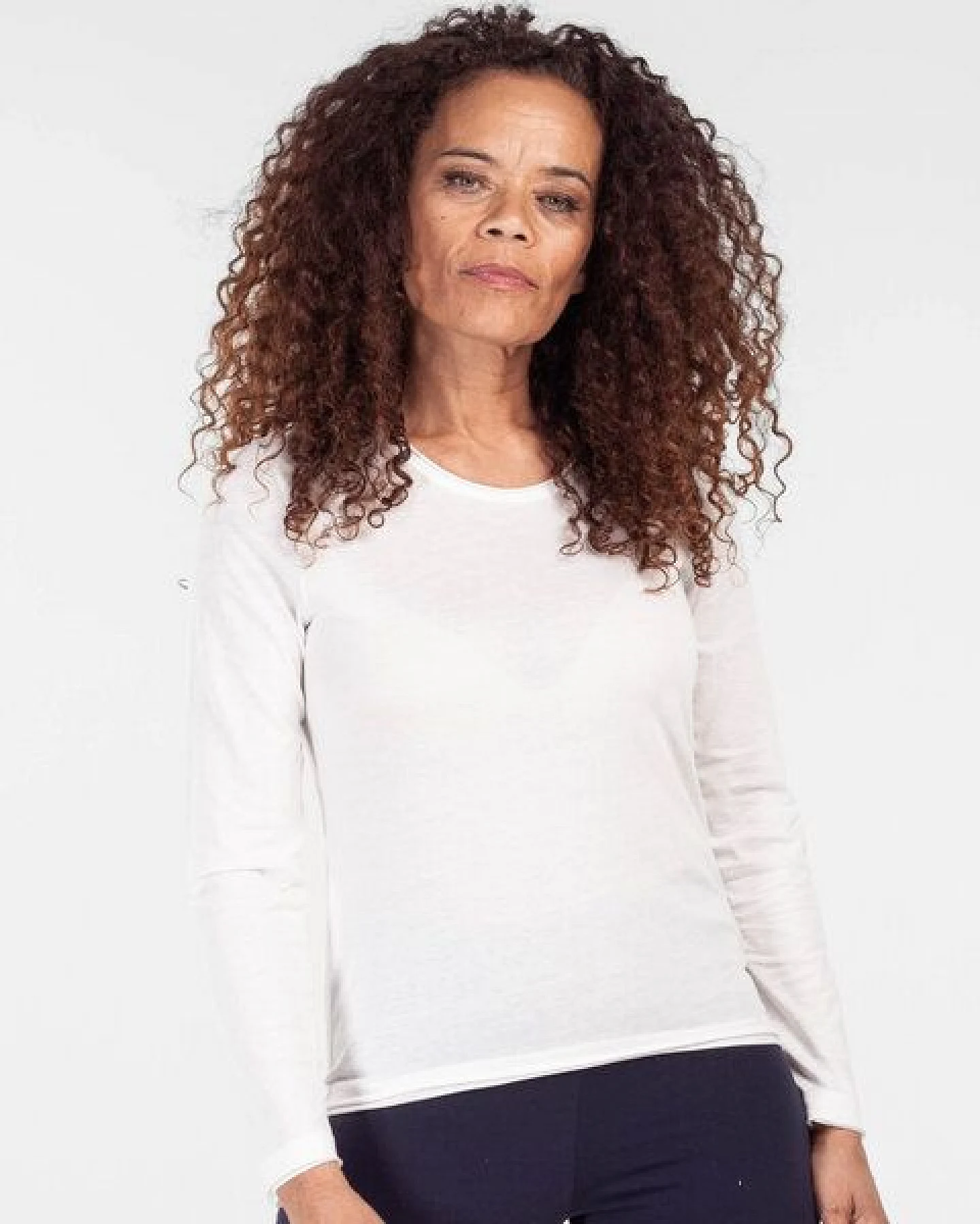 Alma & Lovis Smartes Langarmshirt aus Bio-Baumwolle – Ansicht 3