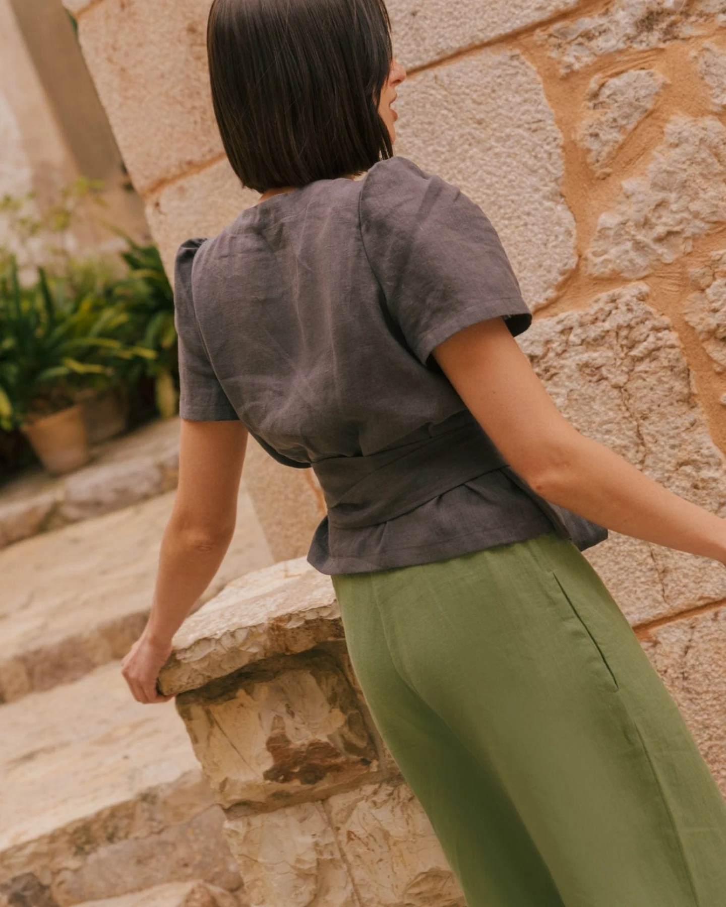 AmourLinen Damen vegan Wickeltop Elisa Holzkohle – Ansicht 2