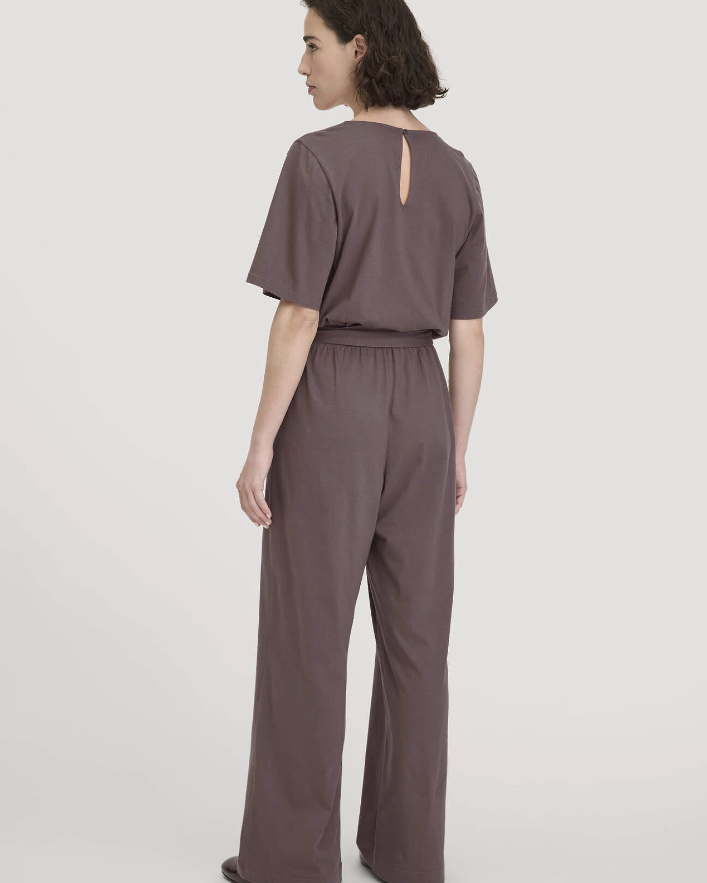 hessnatur Damen Jersey Overall Relaxed aus Bio-Baumwolle - lila - Größe 44 – Ansicht 2