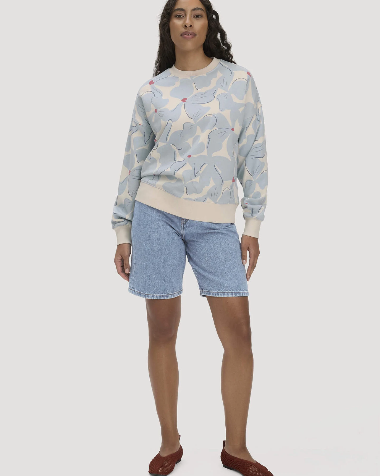 hessnatur Damen Print Sweatshirt Oversize BETTER RECYCLING aus Bio-Baumwolle - blau - Größe S – Ansicht 2