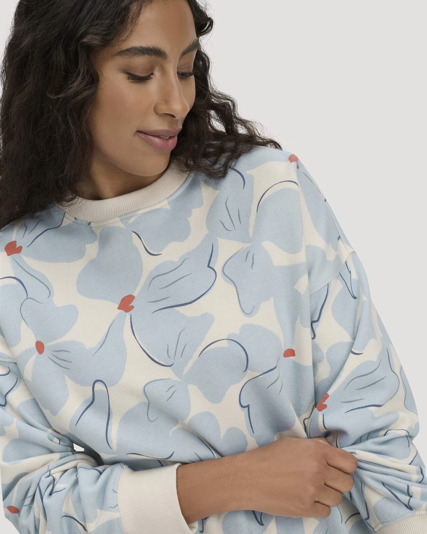 hessnatur Damen Print Sweatshirt Oversize BETTER RECYCLING aus Bio-Baumwolle - blau - Größe S – Ansicht 4