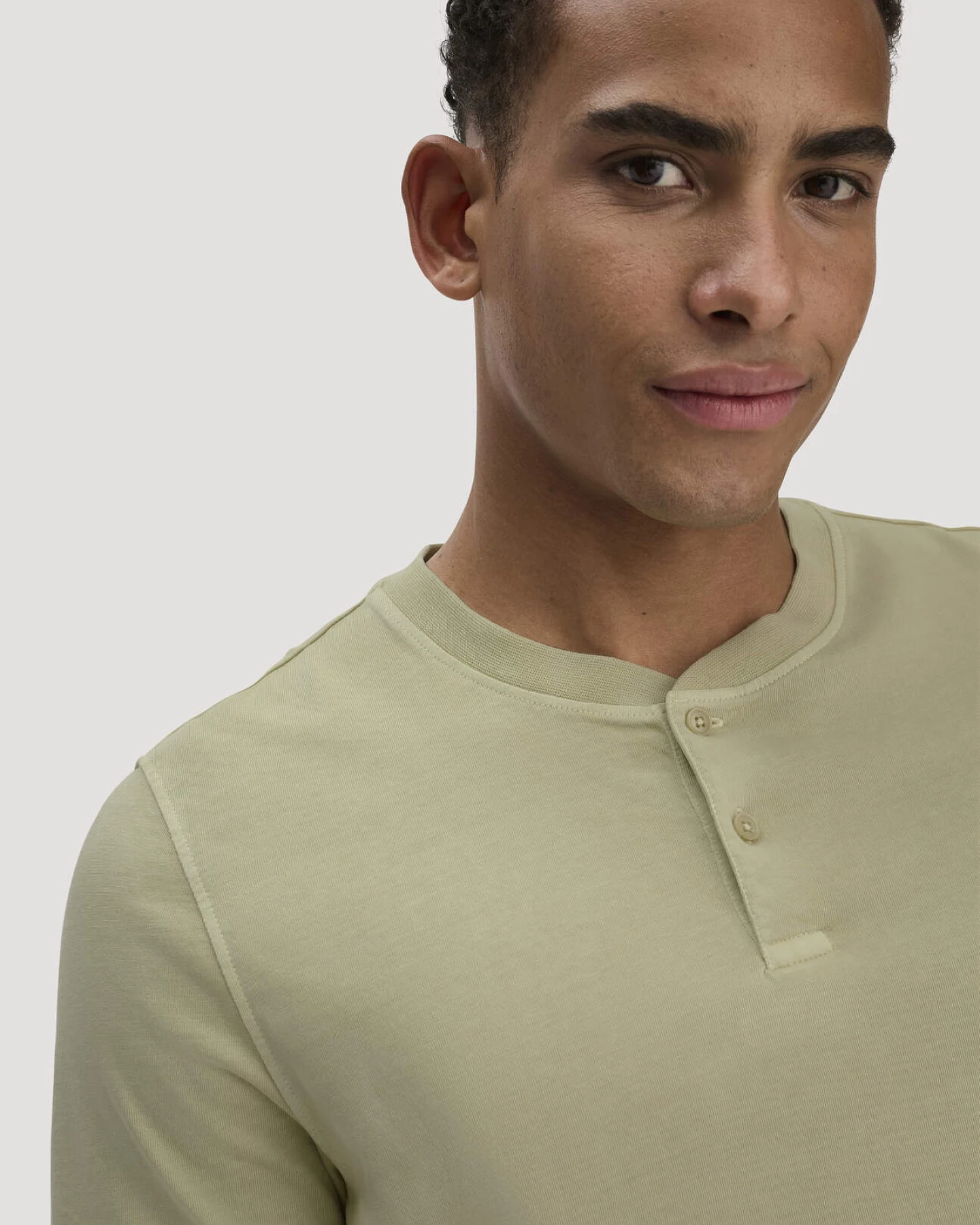 hessnatur Herren Heavy Jersey Henley Shirt Relaxed aus Bio-Baumwolle - grün - Größe 56 – Ansicht 4
