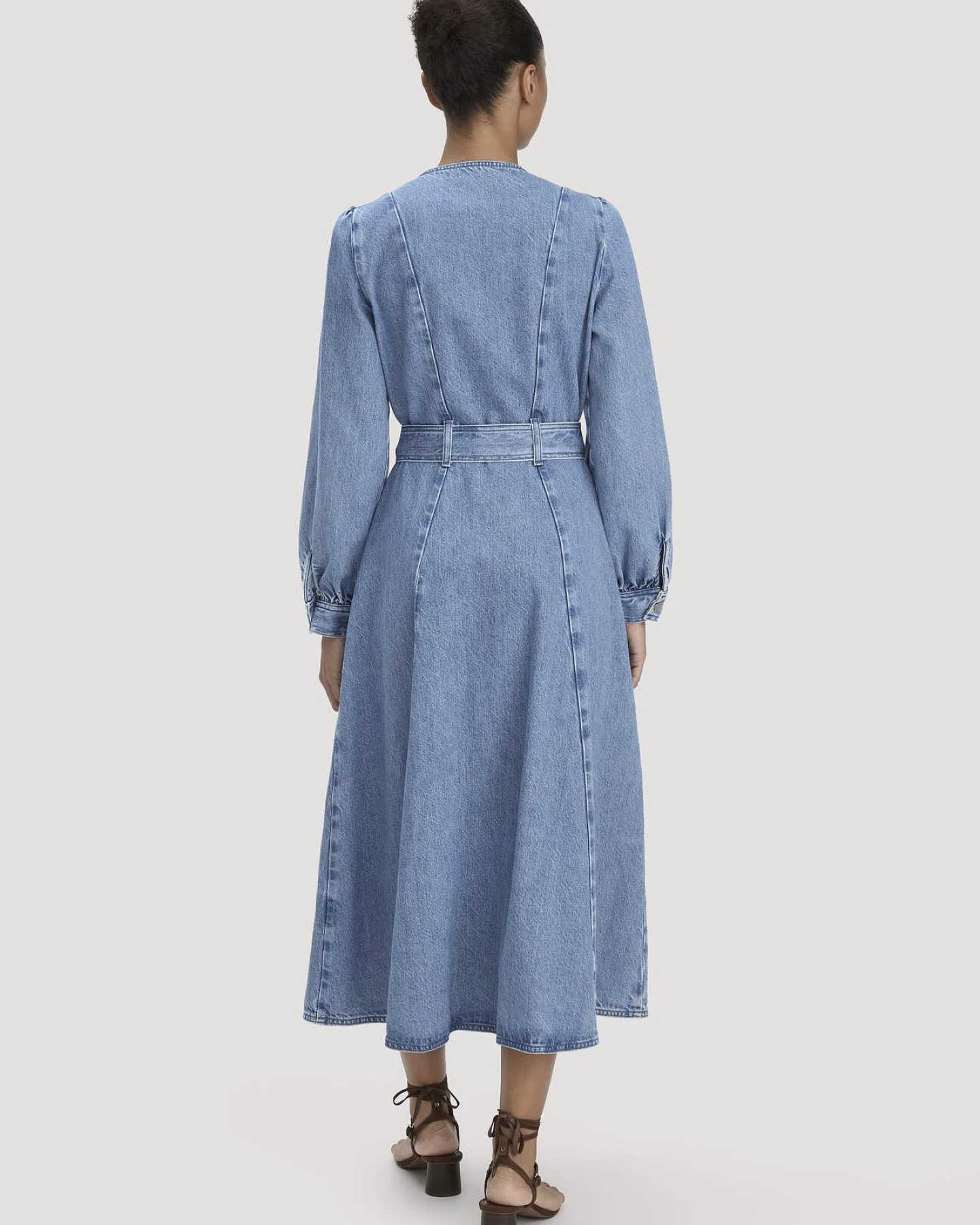 hessnatur Damen Jeanskleid Regular Midi aus Bio-Baumwolle und TENCEL™ Lyocell - blau - Größe 34 – Ansicht 2