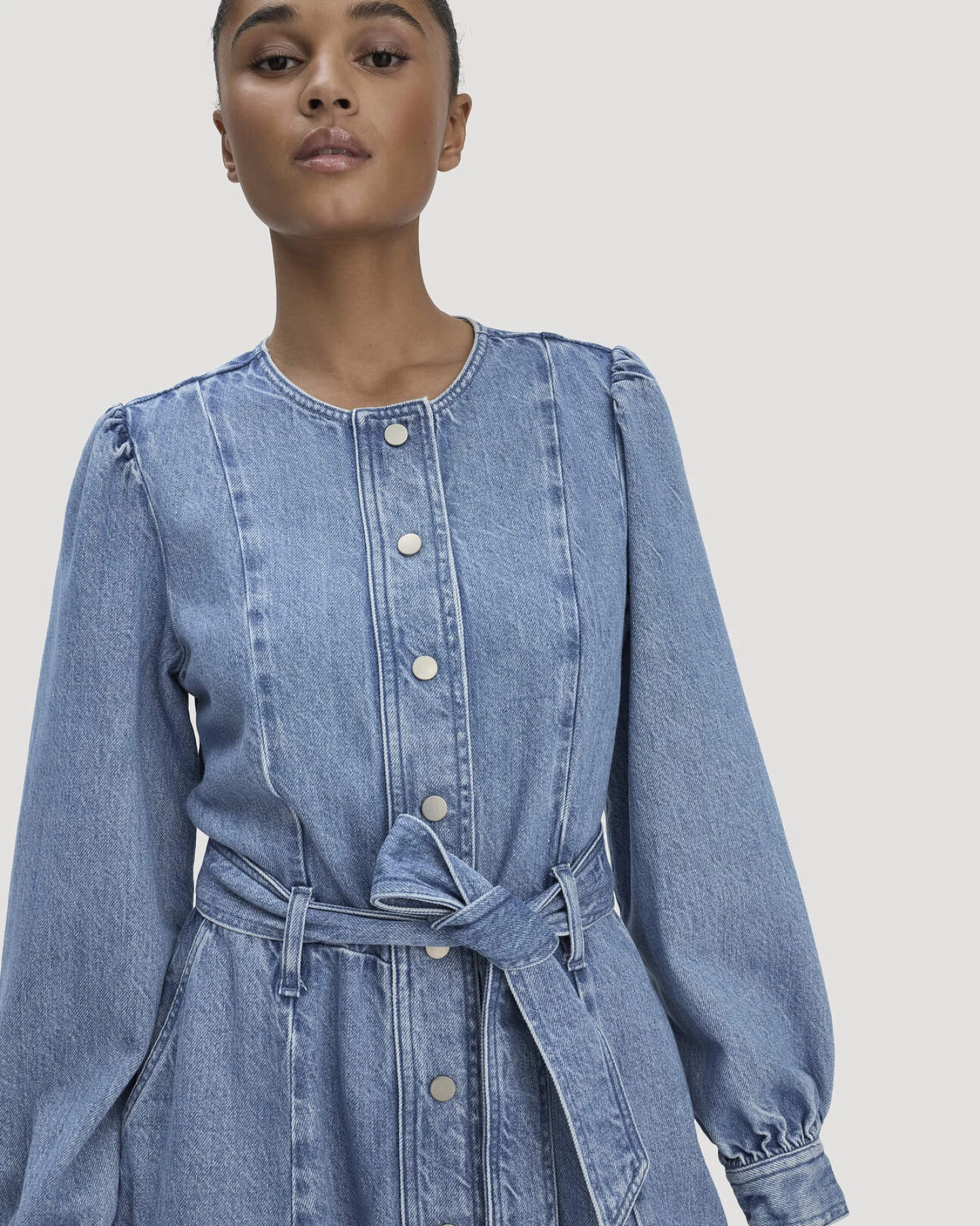 hessnatur Damen Jeanskleid Regular Midi aus Bio-Baumwolle und TENCEL™ Lyocell - blau - Größe 34 – Ansicht 3