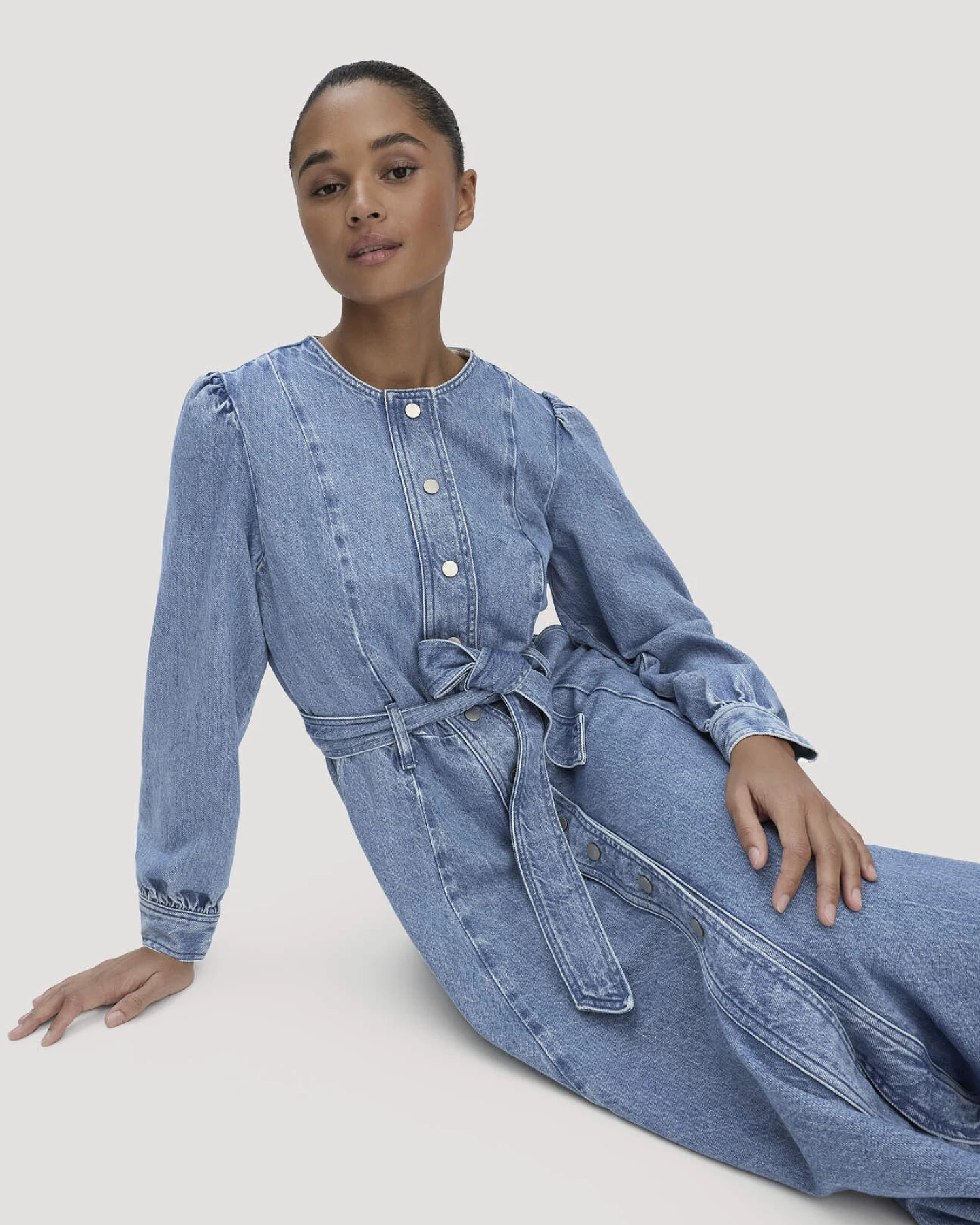 hessnatur Damen Jeanskleid Regular Midi aus Bio-Baumwolle und TENCEL™ Lyocell - blau - Größe 34 – Ansicht 4