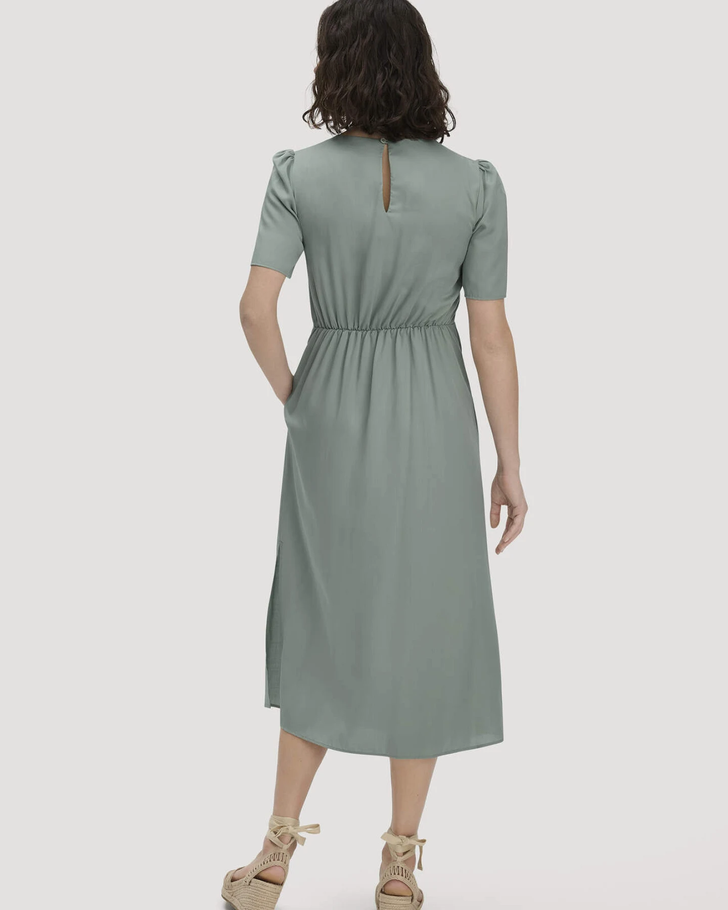 hessnatur Damen Kleid mit Raffung Midi aus SaXcell®Lyocell - grün - Größe 46 – Ansicht 2