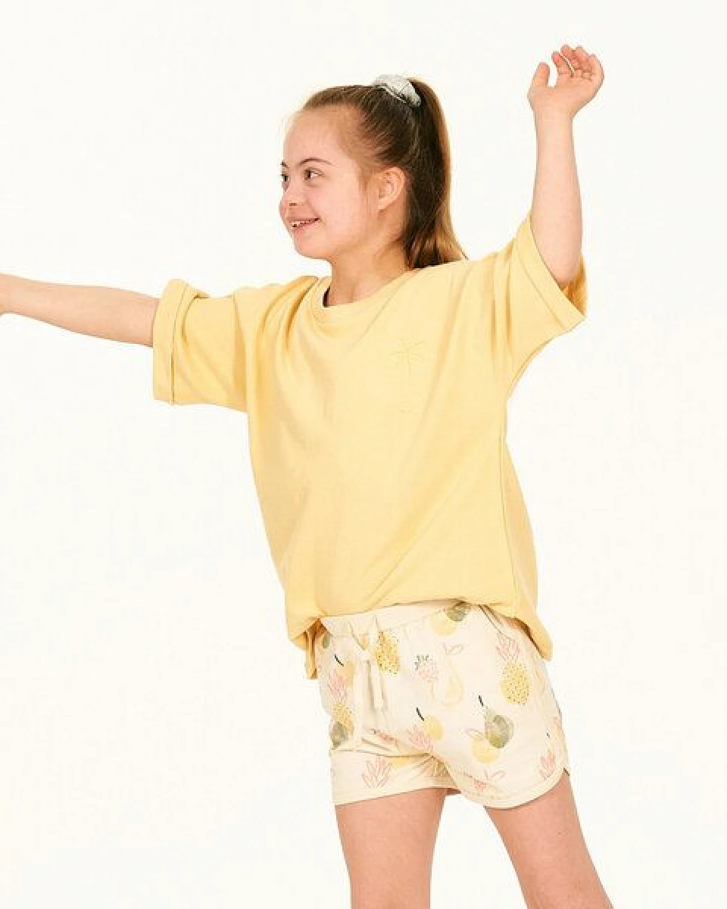 Sense Organics Kinder T-Shirt in gelb, Modell TALI – Ansicht 2