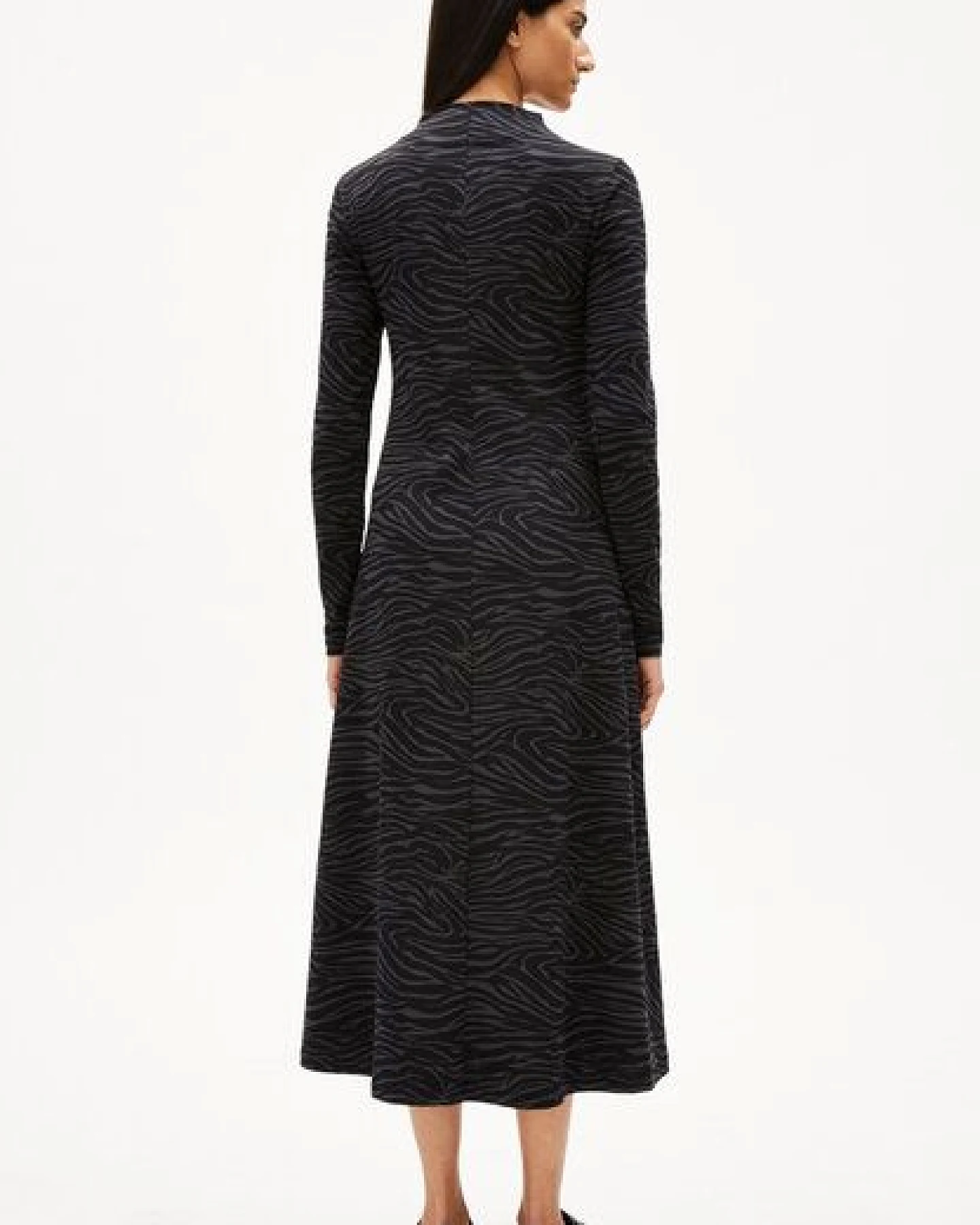 ARMEDANGELS DAILIMAA ZEBRARAA Damen Jerseykleid aus Bio-Baumwoll Mix – Ansicht 2