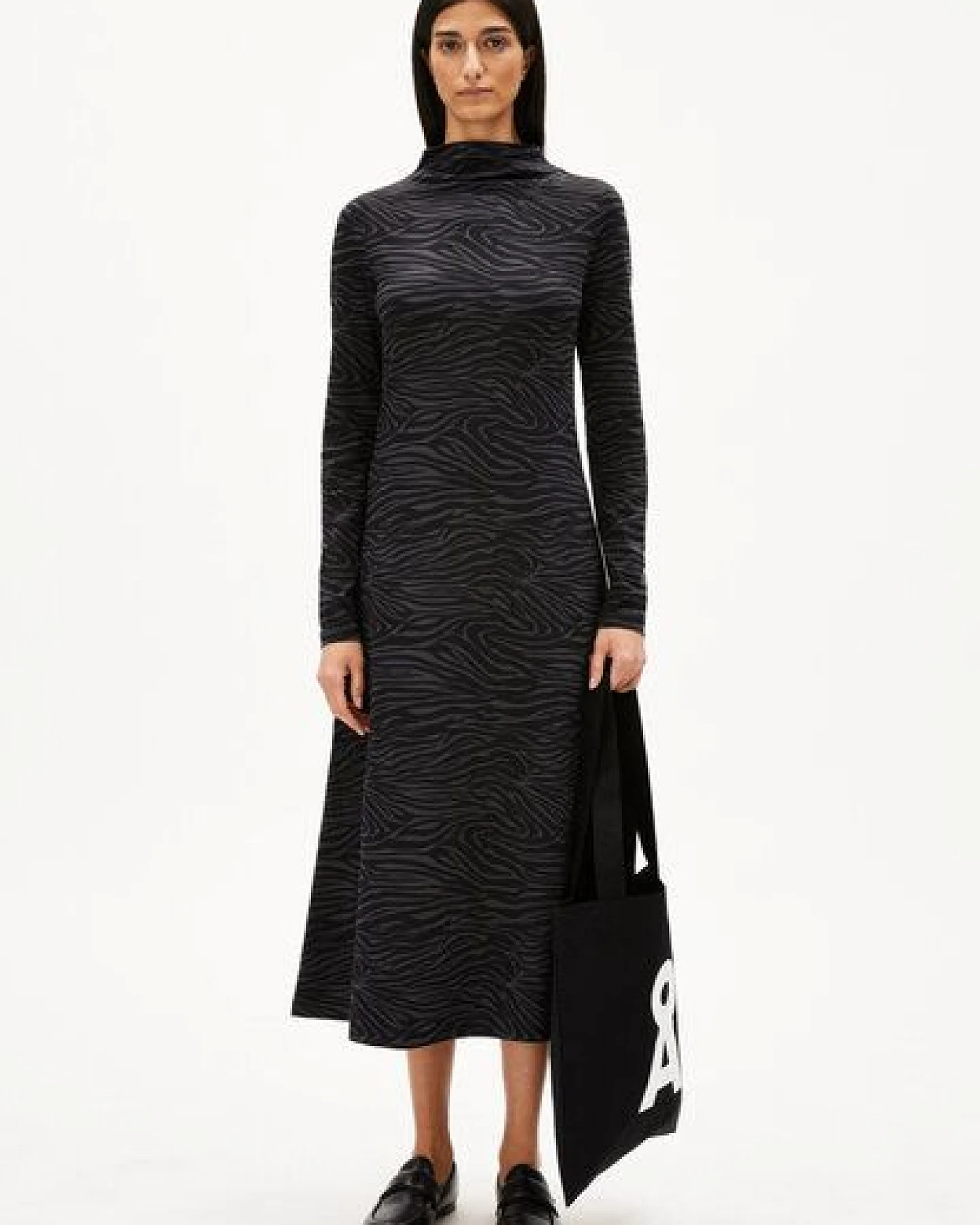 ARMEDANGELS DAILIMAA ZEBRARAA Damen Jerseykleid aus Bio-Baumwoll Mix – Ansicht 4