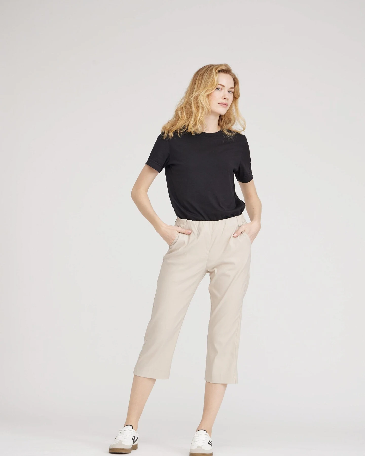 LAURIE Damen vegan Hose Taylor Regular Capri Mittellang Grau Sand – Ansicht 2