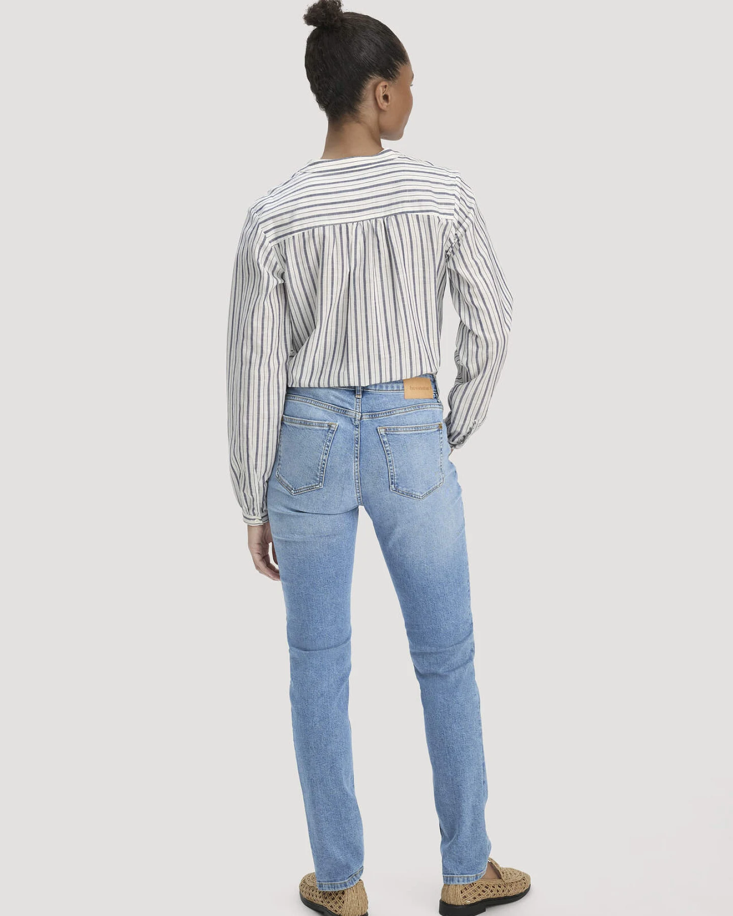hessnatur Damen Jeans LEA Mid Rise Slim aus Bio-Denim - blau - Größe 30/30 – Ansicht 2