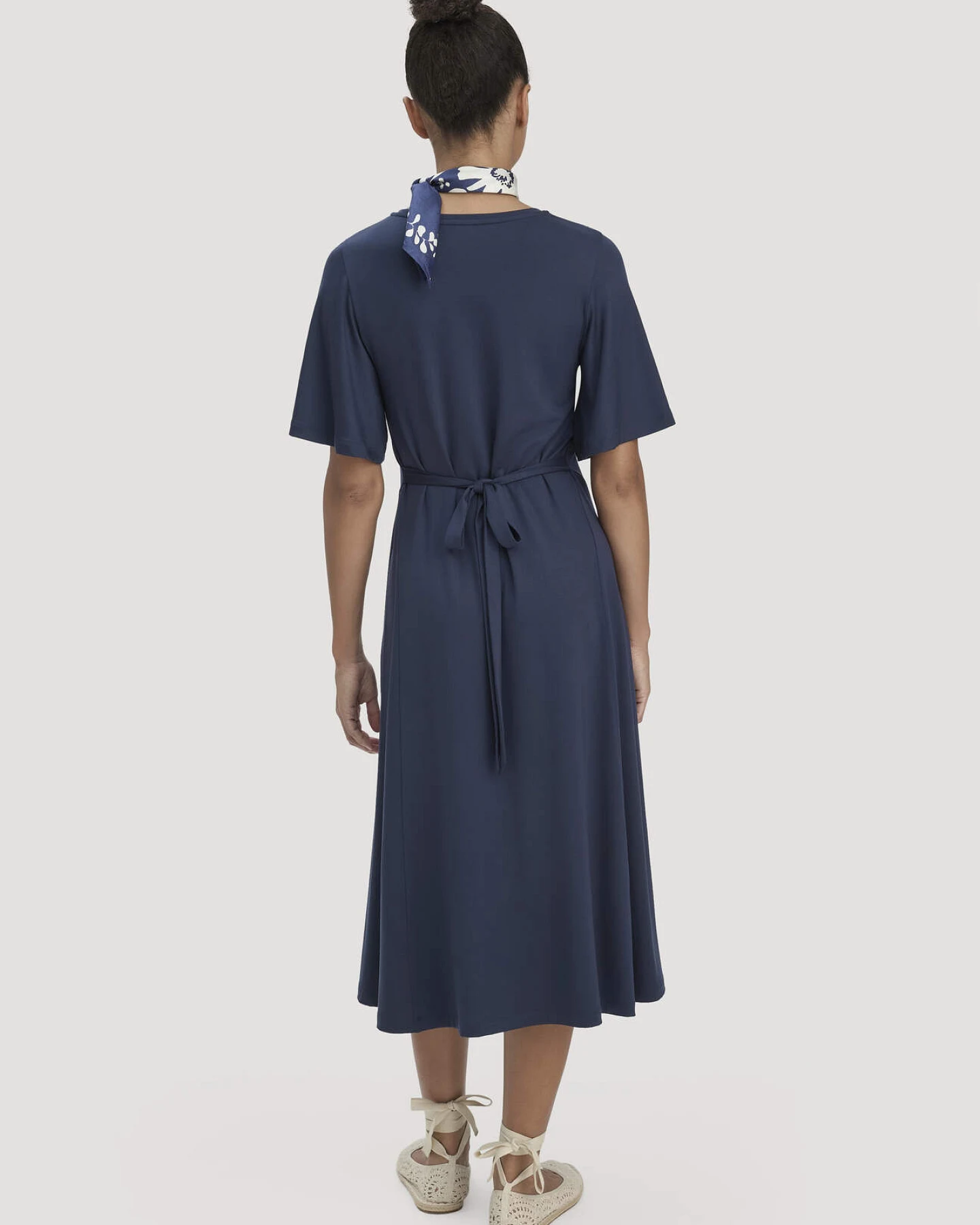 hessnatur Damen Jersey Kleid Kniebedeckend Slim aus TENCEL™ Lyocell - blau - Größe 34 – Ansicht 2