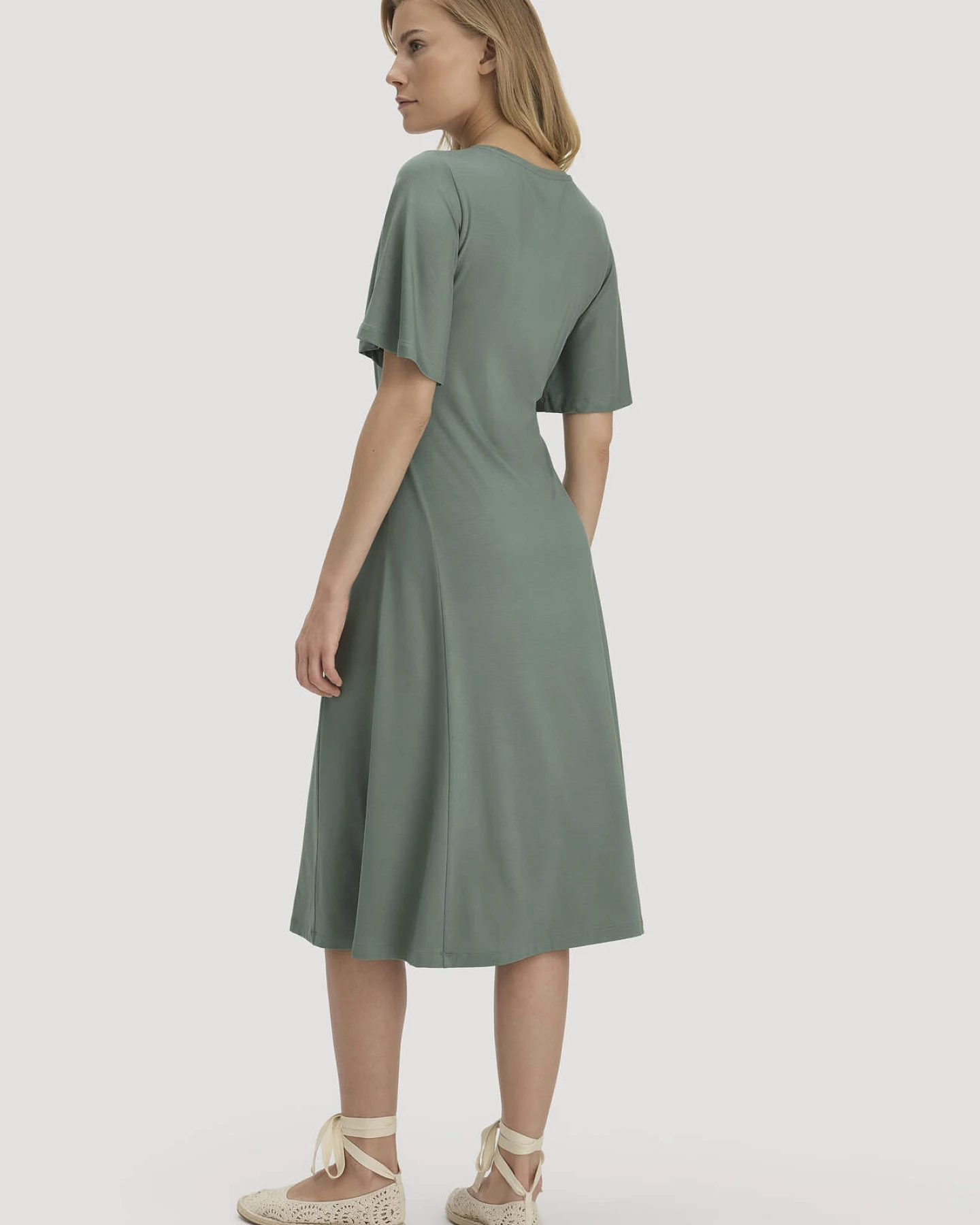 hessnatur Damen Jersey Kleid Kniebedeckend Slim aus TENCEL™ Lyocell - grün - Größe 36 – Ansicht 2