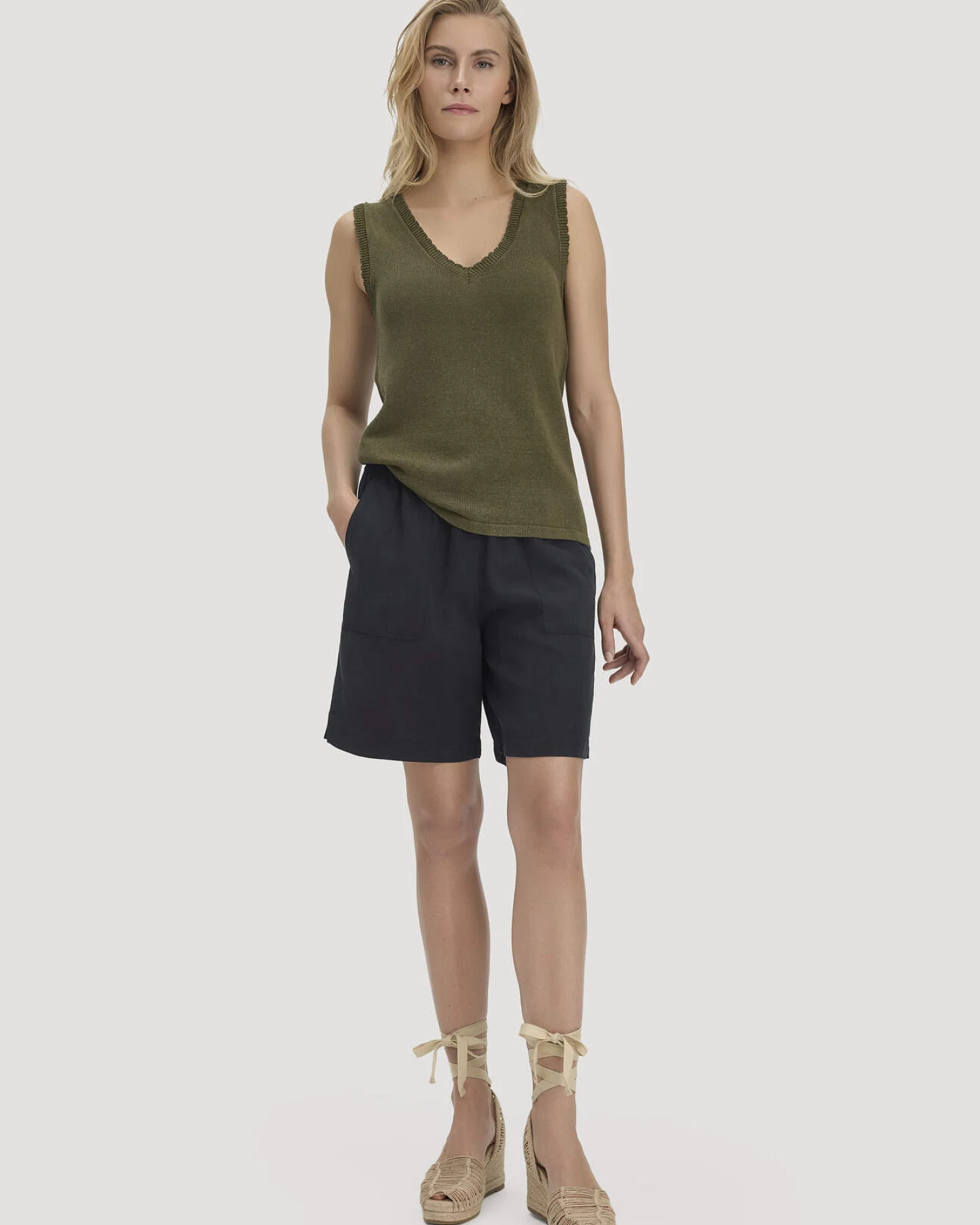 hessnatur Damen Strick Top Regular aus Leinen mit Bio-Baumwolle und LENZING™ ECOVERO - grün - Größe M – Ansicht 2