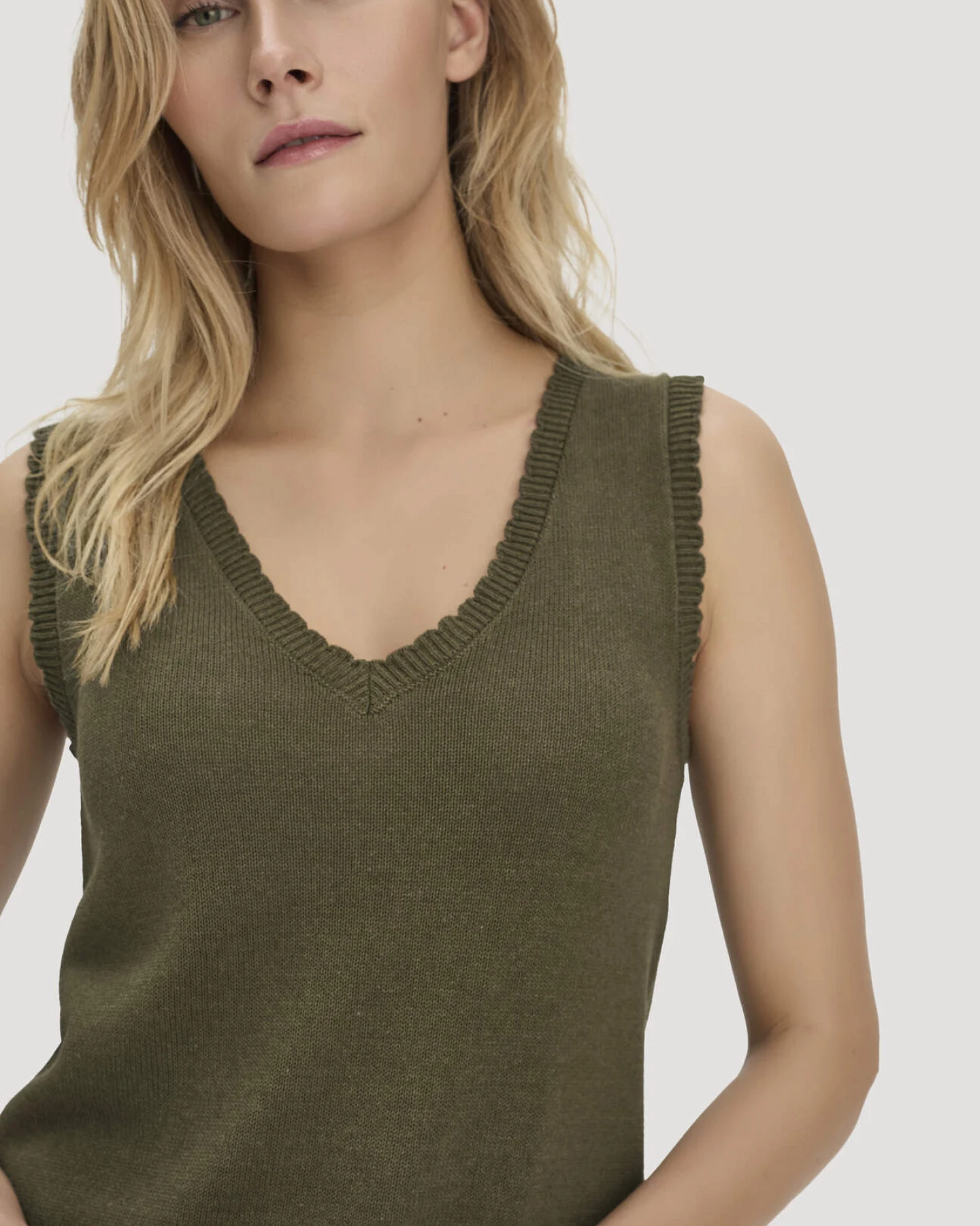 hessnatur Damen Strick Top Regular aus Leinen mit Bio-Baumwolle und LENZING™ ECOVERO - grün - Größe M – Ansicht 4