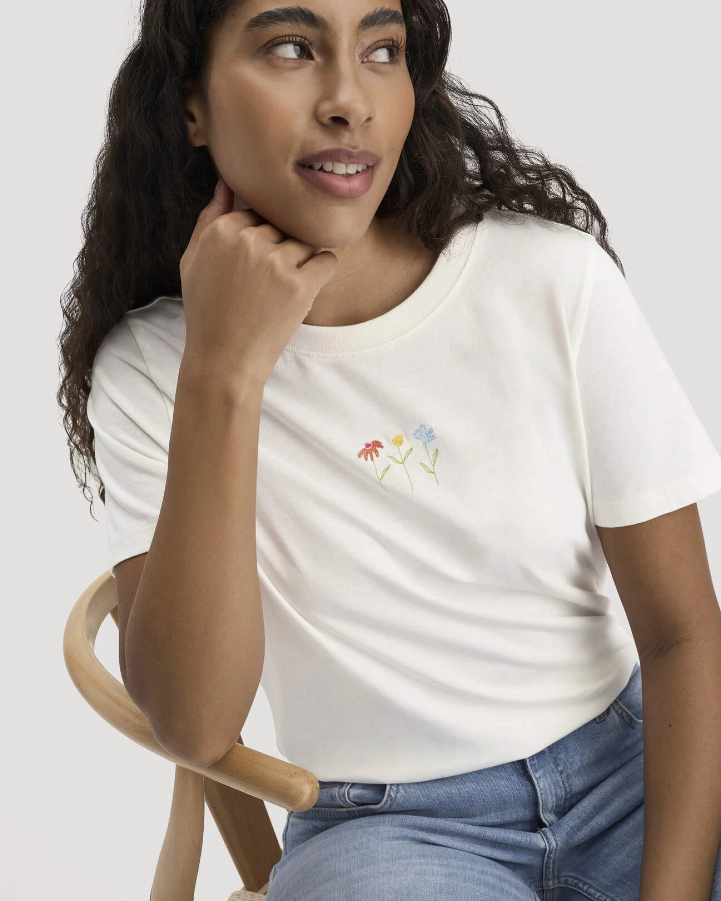 hessnatur Damen Print T-Shirt Relaxed aus Bio-Baumwolle - weiß - Größe 42 – Ansicht 4