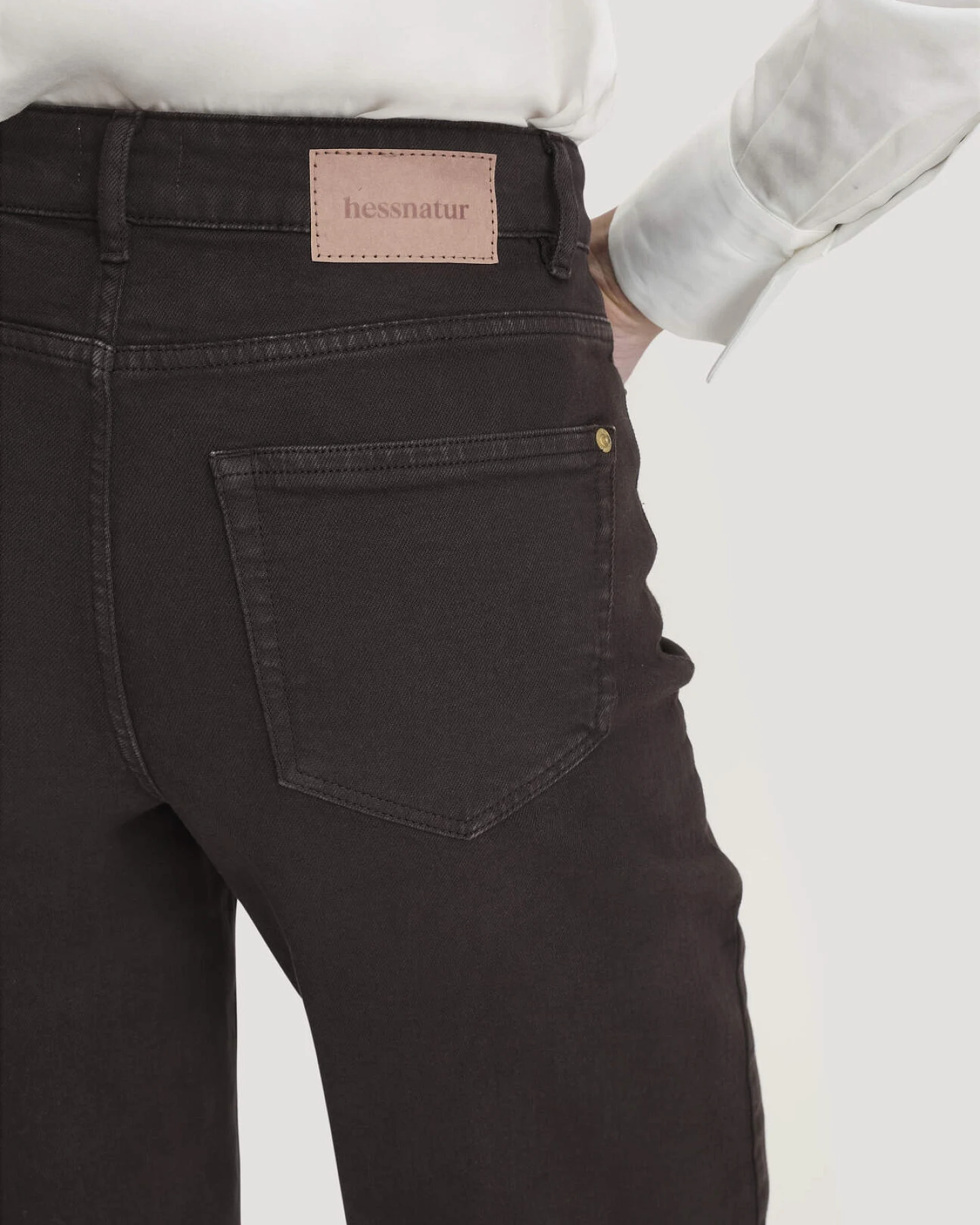 hessnatur Damen Jeans ALVA Wide Leg GARMENT DYE aus Bio-Baumwolle mit recycelter Baumwolle - braun - Größe 31/32 – Ansicht 3