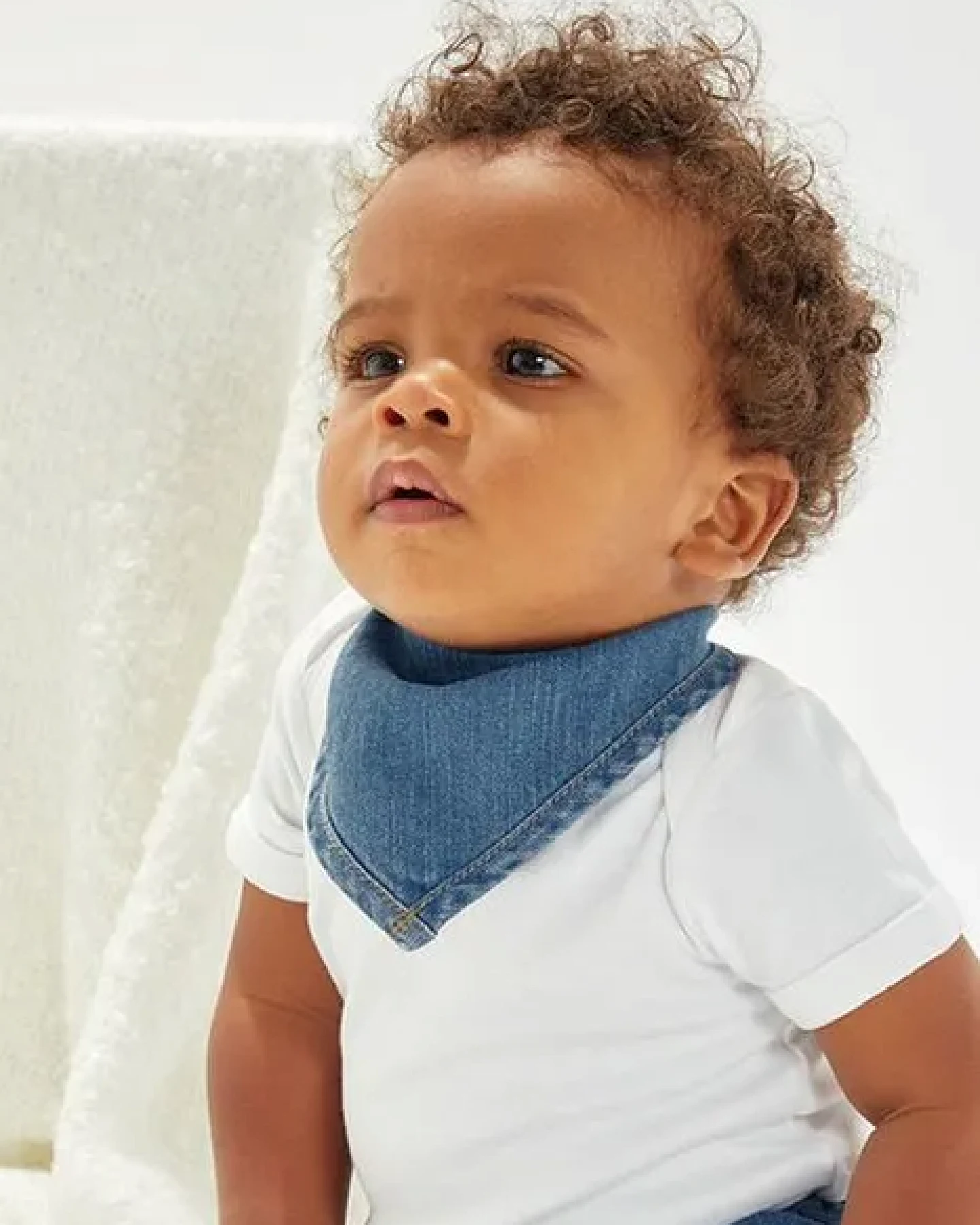 Babybugz Jeans Baby Lätzchen Spucktuch mit Druckkopf-Verschluss am Nacken Vegan Denim – Ansicht 2