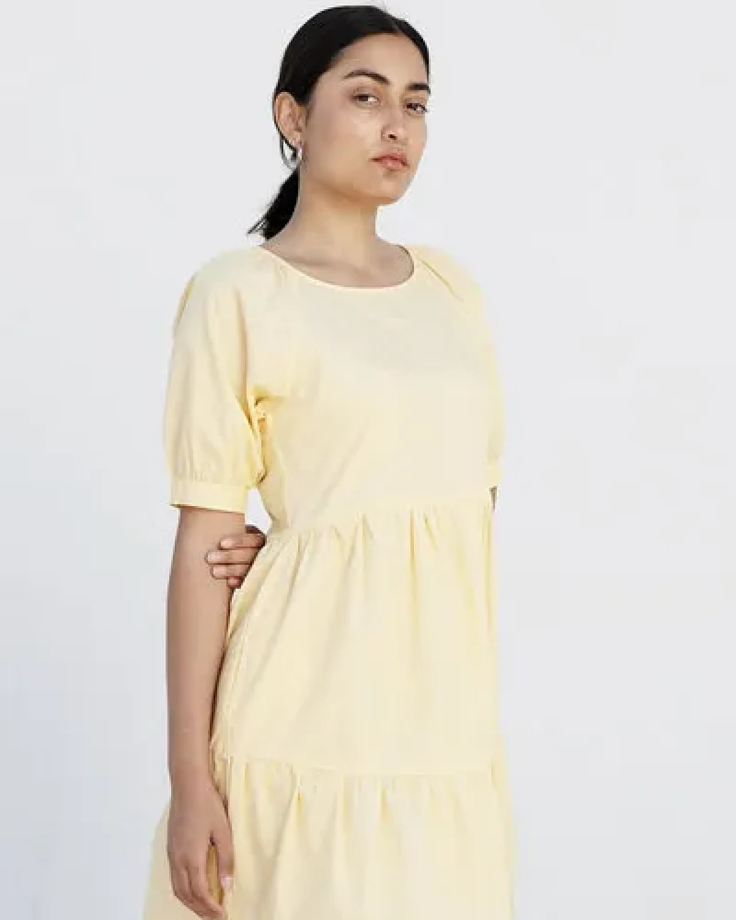 Studio Hertzberg KNIELANGES SOMMERKLEID MIT VOLANTS "MEE-TA" IN ZARTGELB AUS 100% BIO BAUMWOLLE – Ansicht 2