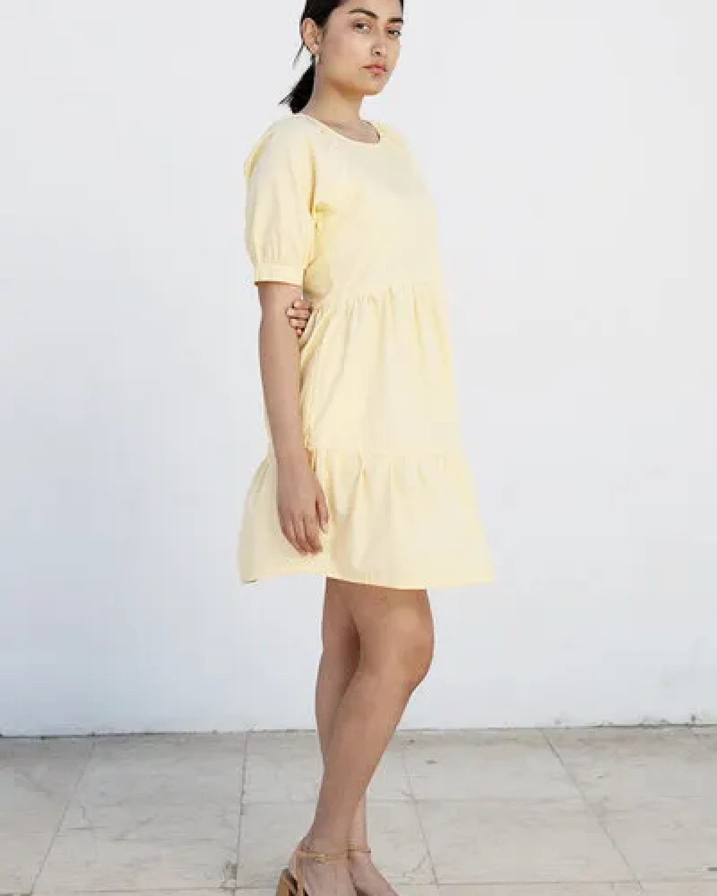 Studio Hertzberg KNIELANGES SOMMERKLEID MIT VOLANTS "MEE-TA" IN ZARTGELB AUS 100% BIO BAUMWOLLE – Ansicht 3
