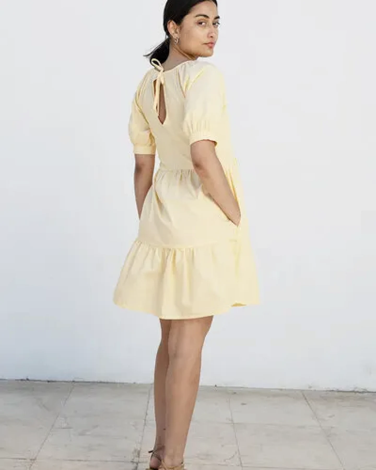 Studio Hertzberg KNIELANGES SOMMERKLEID MIT VOLANTS "MEE-TA" IN ZARTGELB AUS 100% BIO BAUMWOLLE – Ansicht 4
