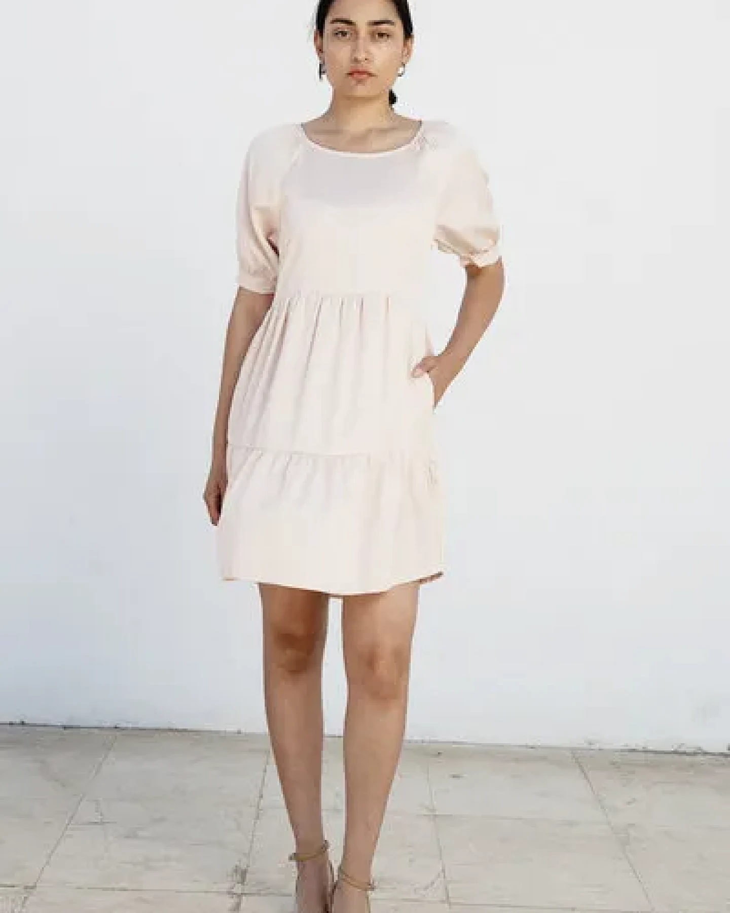 Studio Hertzberg KNIELANGES SOMMERKLEID MIT VOLANTS "ME-TA" AUS 100% TENCEL – Ansicht 4
