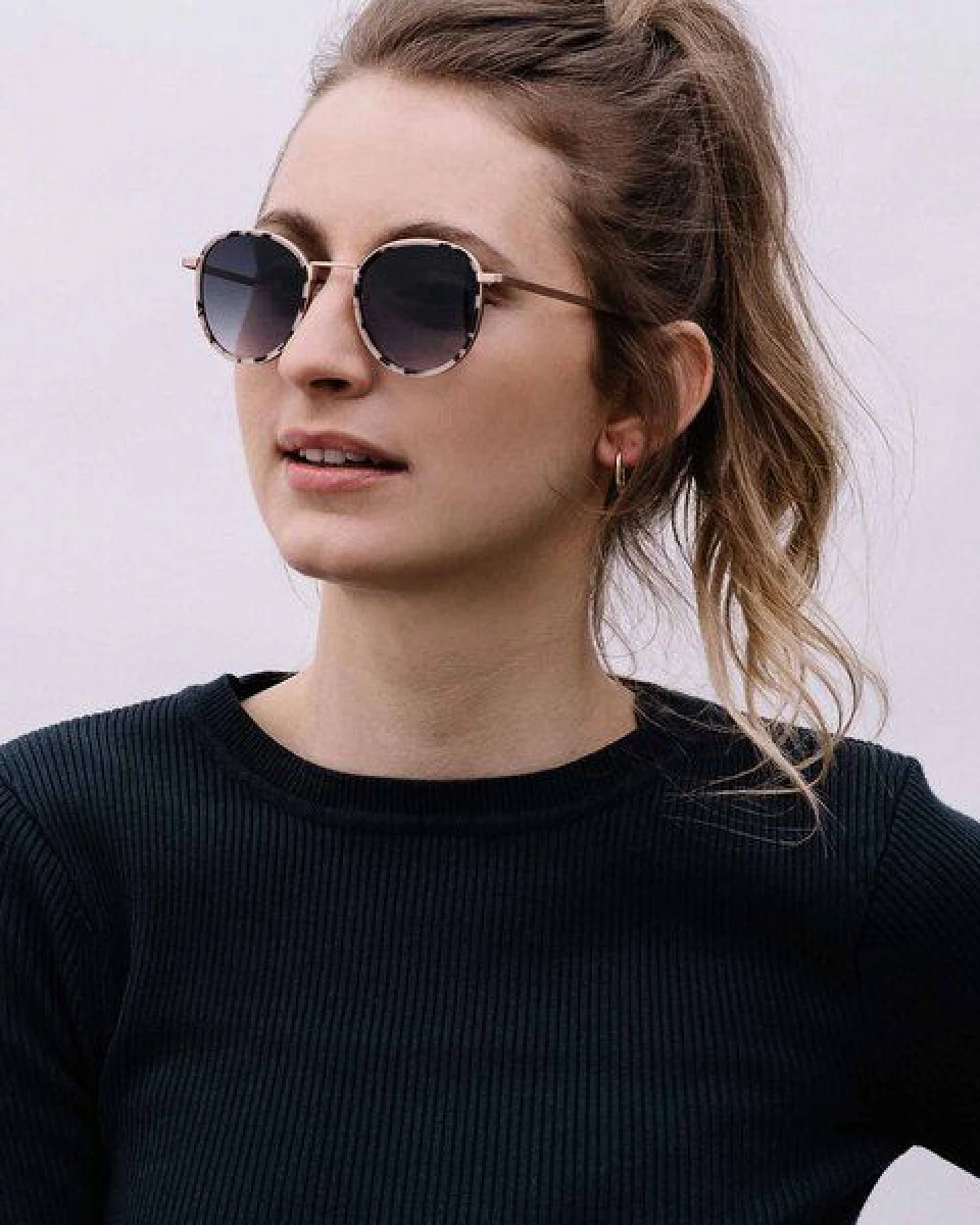 TAKE A SHOT Runde Sonnenbrille aus Edelstahl mit ECO Acetate - Ada Kollektion – Ansicht 4