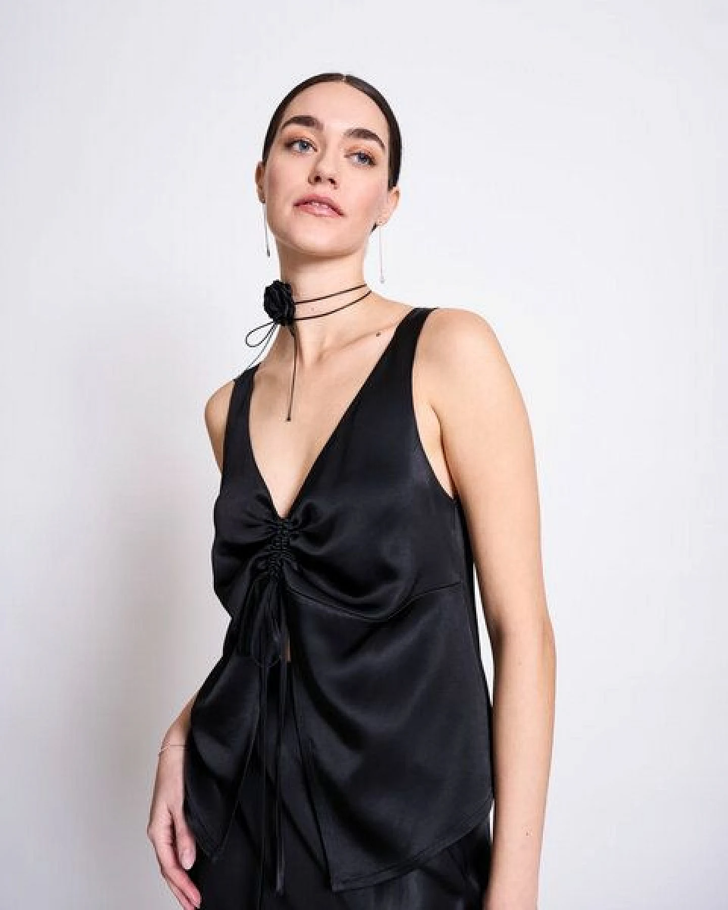 JAN N JUNE RUFFLED V-NECK TOP TALARA – Ansicht 3