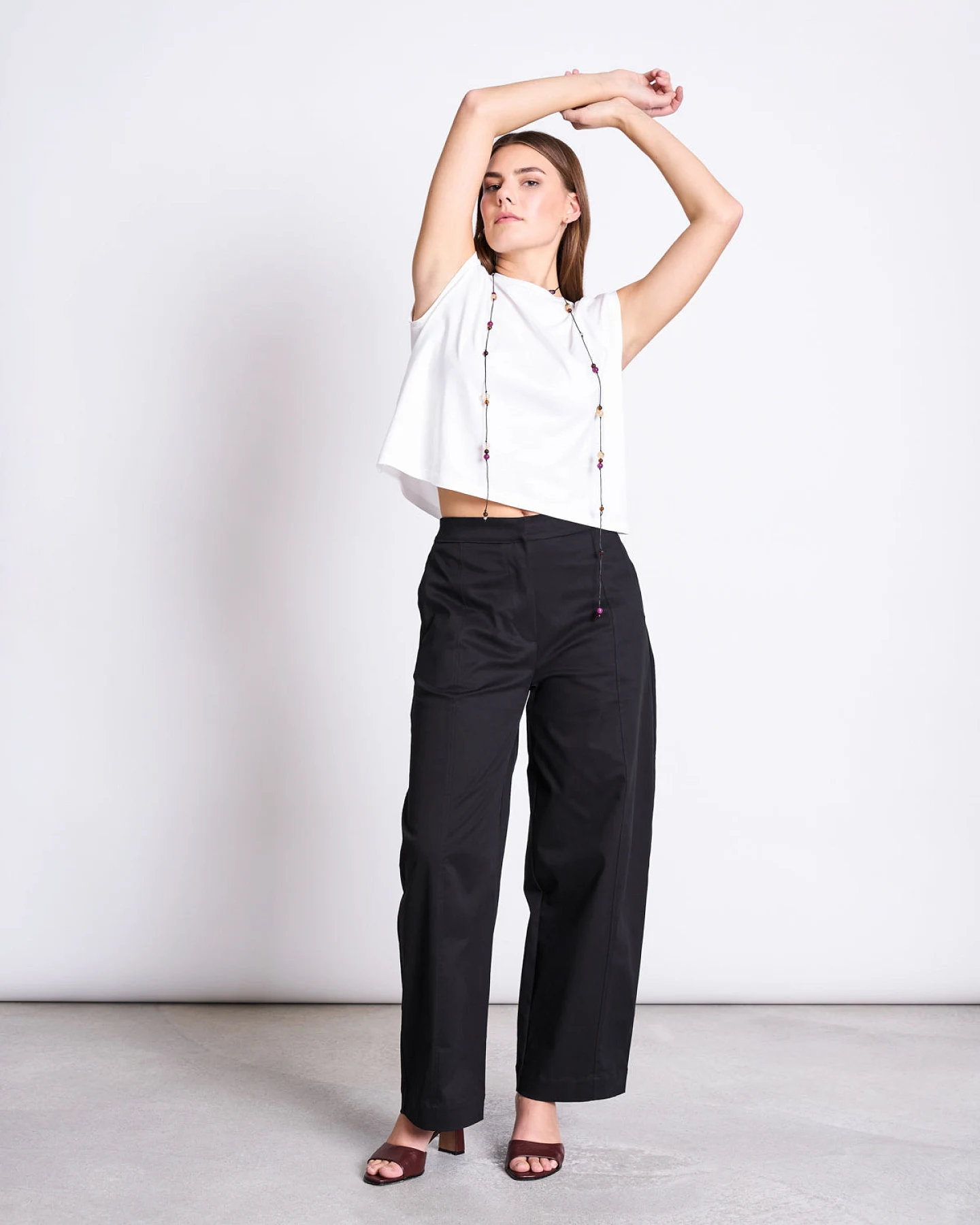 JAN 'N JUNE Damen vegan Hose Barrel Yauri Schwarz – Ansicht 2