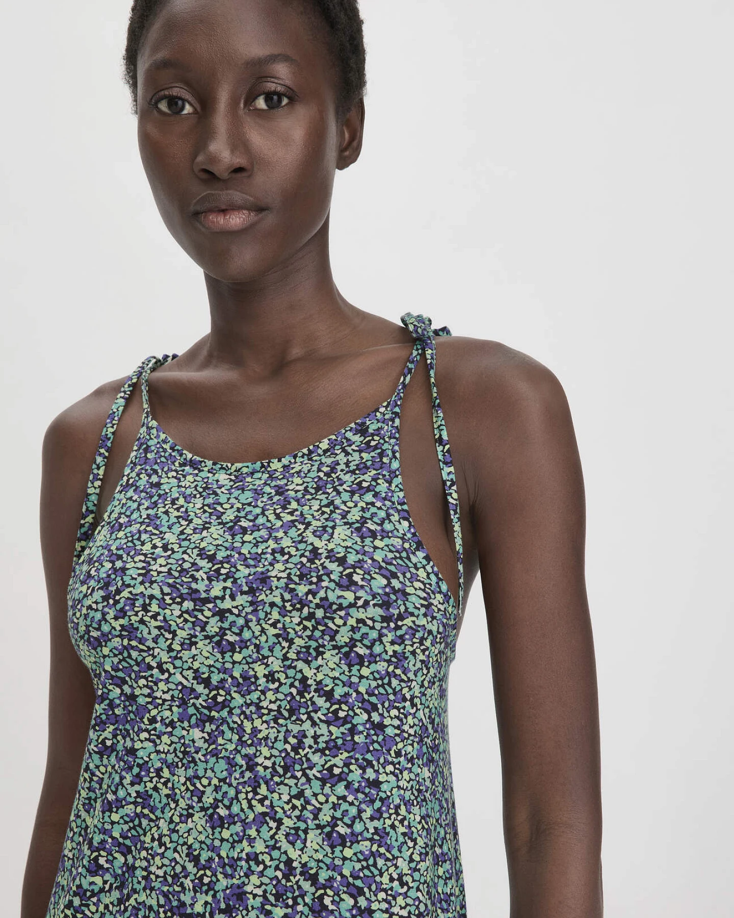 hessnatur Damen Print Jersey Kleid Midi Relaxed aus Bio-Baumwolle - grün - Größe 38 – Ansicht 3