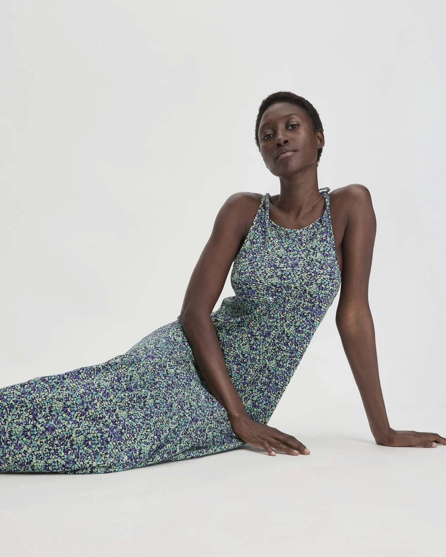 hessnatur Damen Print Jersey Kleid Midi Relaxed aus Bio-Baumwolle - grün - Größe 38 – Ansicht 4