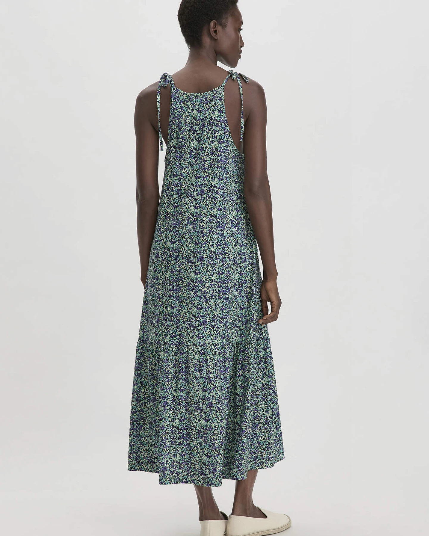 hessnatur Damen Print Jersey Kleid Midi Relaxed aus Bio-Baumwolle - grün - Größe 48 – Ansicht 2